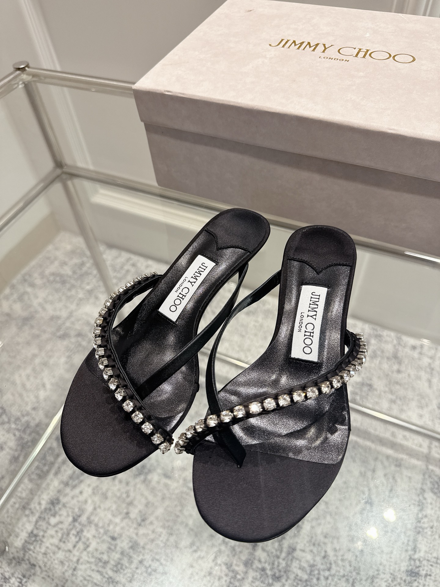 NO:464154,Purchase grade JimmyCho*25s spring and summer new style, rhinestone cat and open-toed sandwich. The collision of rhinestones and velvet supports the whole dazzling brilliance, a whole row of small rhinestones, silently telling the specifications and nobleness~ a minimalist velvet with a contrast between traditional and simple, the upper foot is focused on the side to modify the overall line feel!  The contrast brought by different contrasts increases the overall temperament!  The kitten is lazy and has a lot of attitude towards keeping up with his feet~ It is more comfortable to walk!  Material silk, inner li, outsole, imported leather, shoe size 35-39/40 41 42 Customized, non-return, heel height 3.5cm, split-toe shoes, high heels, jimmy choo, high heels, real silk, Leather soles19860909代购级 JimmyCho*25s春夏新款 水钻猫跟露趾凉拖 水钻与丝绒的碰撞,撑起来整个璀璨的光华,一整列的小水钻,无声的诉说规格以及贵气～一条极简丝绒带繁与简的对比,上脚侧重在旁边,修饰整体线条感！不同的对比带来的反差感增加了整体的气质！小猫跟上脚慵懒感态度拉满啦～走路更舒适！ 材质真丝 内里羊里 大底意大利进口真皮大底 鞋码35-39/40 41 42定制不退换 跟高3.5cm,分趾鞋高跟鞋,jimmy choo,high heels,real silk,Leather soles,Women's Shoes