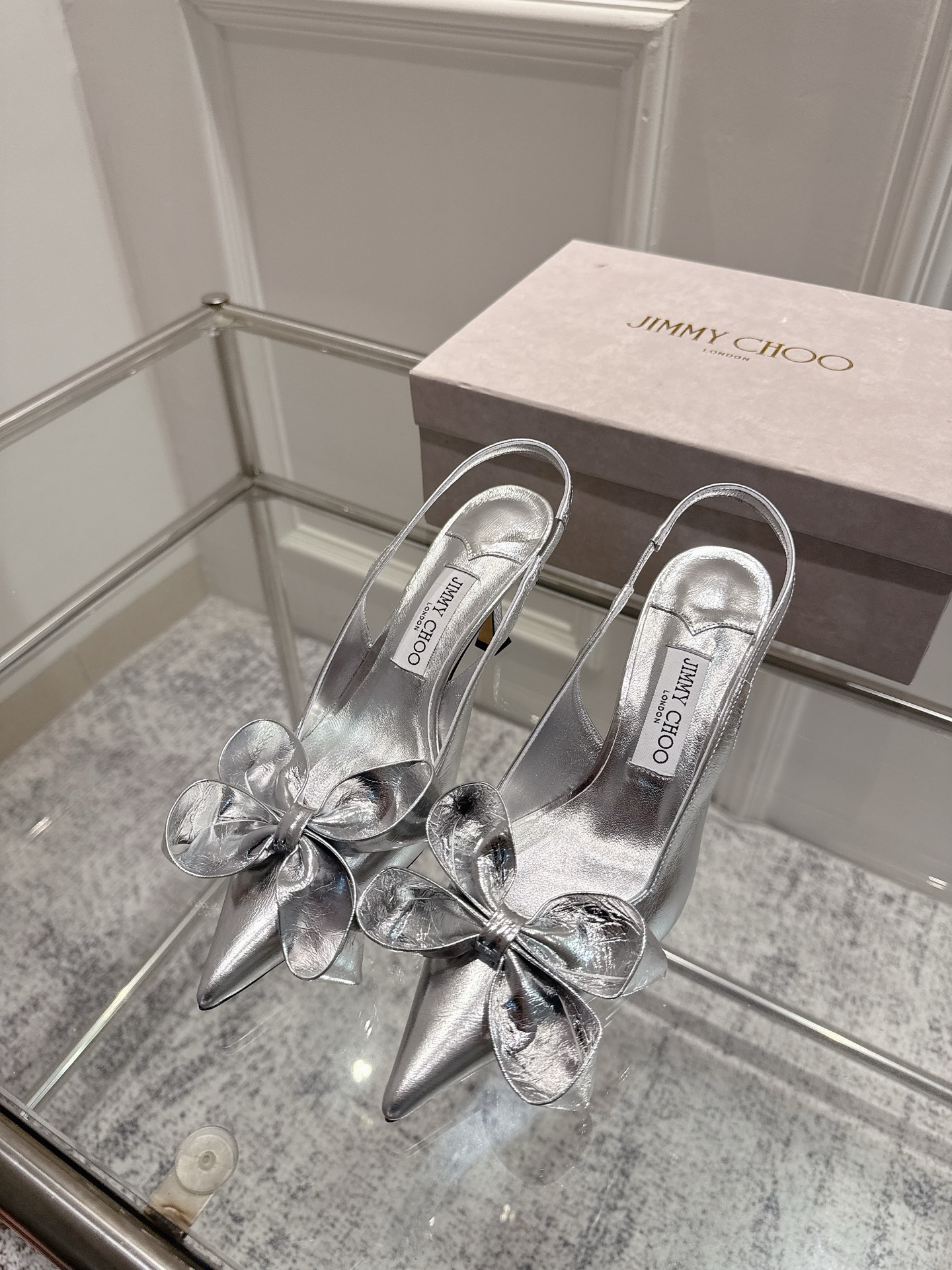 NO:464086,Purchase grade JimmyCho*25s spring and summer new style bow sandals FREJA 70 series muller sandals, carefully made of suede material, decorative metal sequins, giving people a retro and charming charm. The three-dimensional heel shape, paired with a modern square toe design, is very elegant and fashionable, and is unique. Material sheepskin inner sheepskin outsole imported from Italy Shoe size 35-39/40 41 42 Customized non-return and exchange Heel height 4.5cm, high heel sandals, jimmy choo, sandals, high heels, slippers, sheepskin, Leather soles19860909代购级 JimmyCho*25s春夏新款 蝴蝶结凉拖鞋 FREJA 70 系列穆勒凉鞋,采用绒面革材质精心制作,装饰金属感亮片,给人一种复古迷人的魅力感. 立体感的鞋跟造型,搭配摩登方头设计,穿着极具优雅与时尚感,个性别致. 材质羊皮 内里羊皮里 大底意大利进口真皮大底 鞋码35-39/40 41 42定制不退换 跟高4.5cm,高跟鞋凉鞋,jimmy choo,sandals,high heels,slippers,sheepskin,Leather soles,Women's Shoes