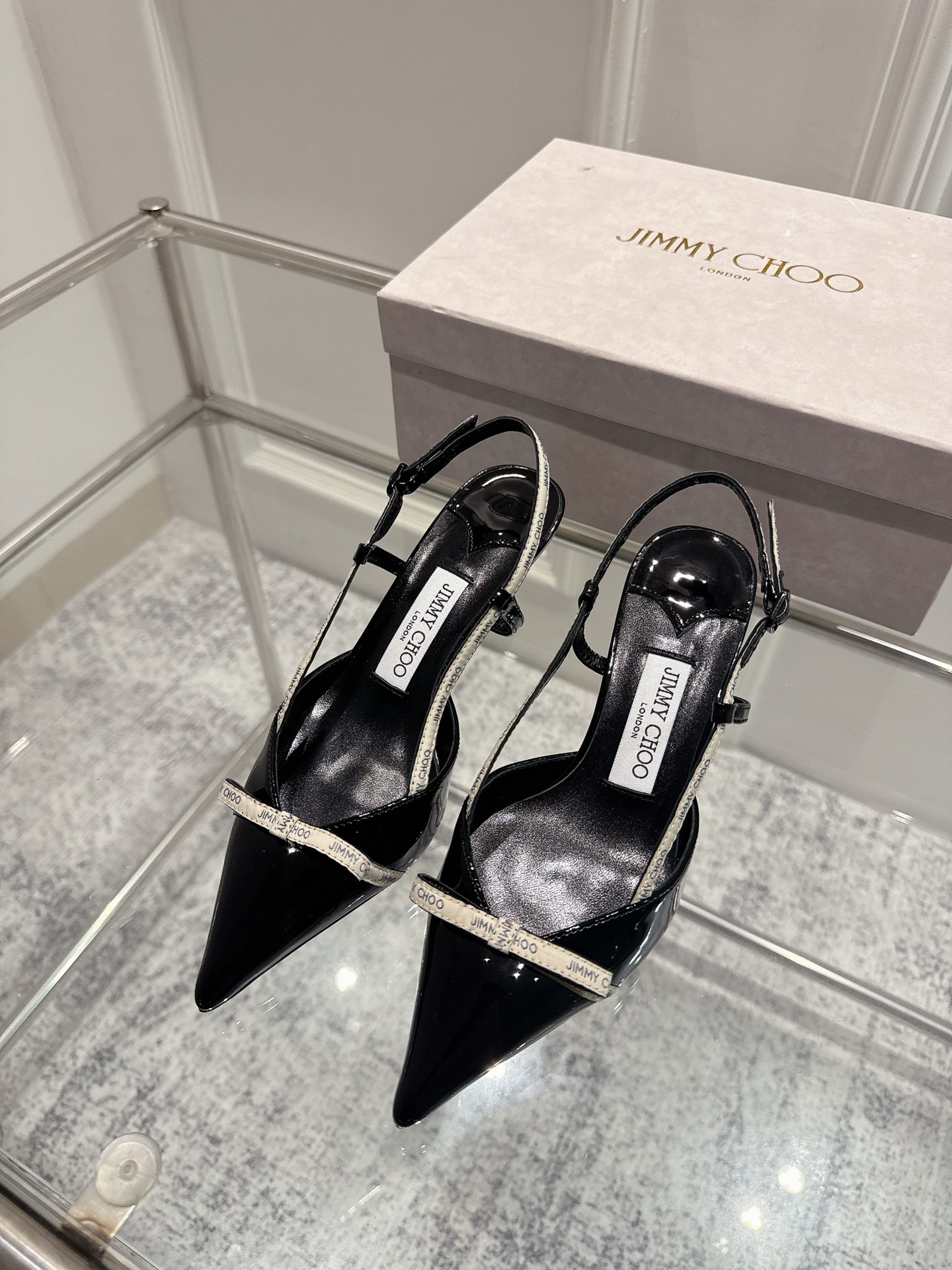 NO:464095,Purchasing grade JimmyCho*25s spring and summer new style, fairy strap cat root sandals, I was attracted by the picture, a really very sandal, especially the irresistible blue patent leather!  The strap bow on the upper is very elegant, and the whole foot is exquisite and beautiful!  Moreover, the height of the kitten heel is 6.5cm, which is very suitable for daily travel. It will not be too high or too torture, nor will it be flat without temperament. The small pointed toe is matched with patent leather surface to modify the line and overall fashion sense. Keep a pair quickly~ Material patent leather inner sheep lining, outsole imported from Italy, genuine leather soles, shoe size 35-39/40 41 42 Customized non-return and exchange, high heels, sandals, jimmy choo, sandals, high heels, Leather soles19860909代购级 JimmyCho*25s春夏新款 小仙女绑带猫根小凉鞋 看图片就被吸引到了呀～真的非常♀的一款凉鞋,特别还有让人无法抗拒的蓝色漆皮！鞋面的绑带蝴蝶结就很优雅,上脚一整个精致美丽住了！而且小猫跟的高度6.5cm就很符合日常出行的必要,不会太高过于酷刑也不会平底没有气质～小尖头搭配漆皮面,修饰线条感和整体时髦感～火速自留一双～ 材质漆皮 内里羊里 大底意大利进口真皮大底 鞋码35-39/40 41 42定制不退换,高跟鞋凉鞋,jimmy choo,sandals,high heels,Leather soles,Women's Shoes