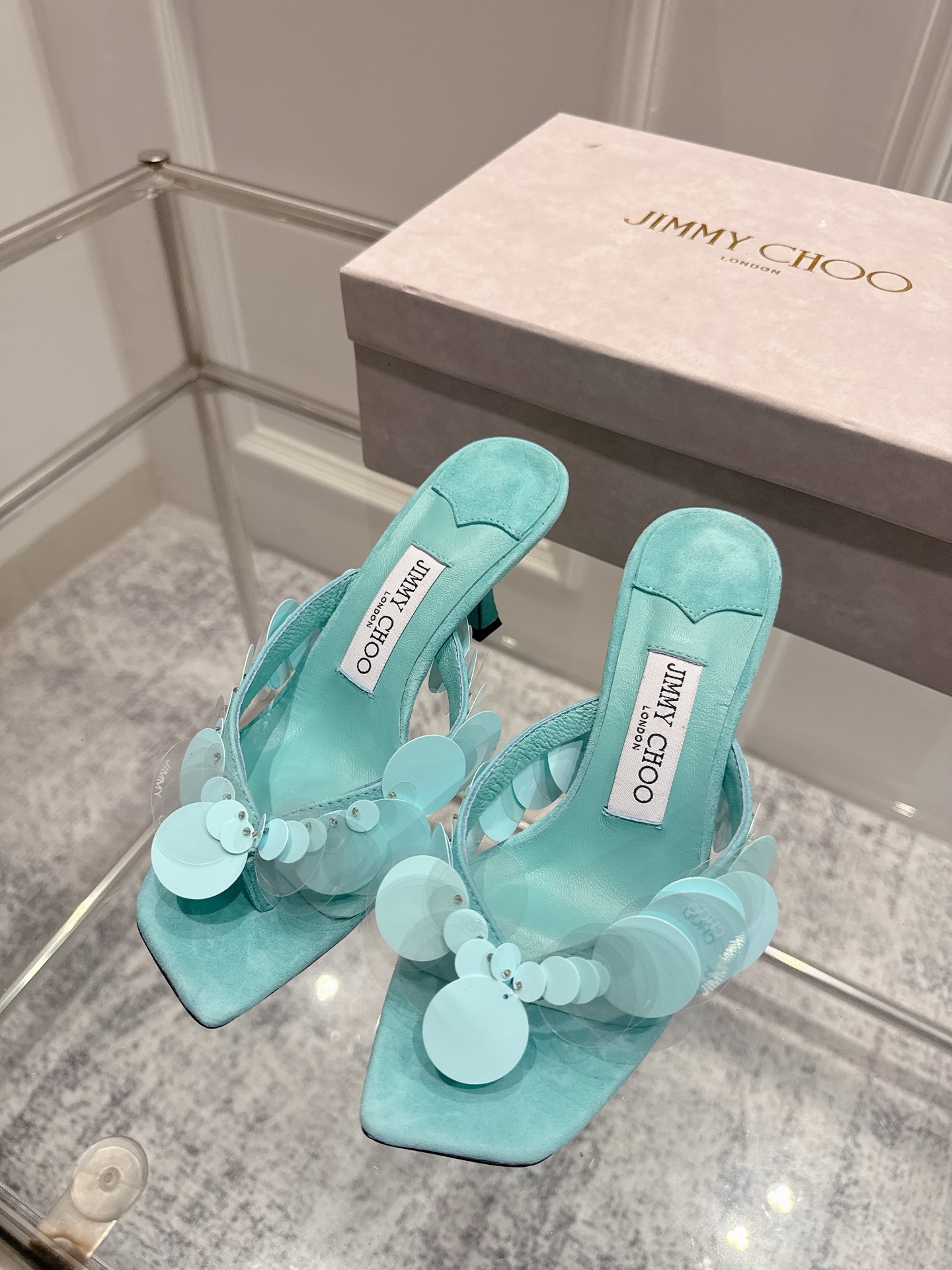 NO:464145,Purchase grade JimmyCho*25s spring and summer new style clip-toe sequin cat heel sandals FREJA 70 series muller sandals, carefully made of suede material, decorative metal sequins, giving people a retro and charming charm. The three-dimensional heel shape, paired with a modern square toe design, is very elegant and fashionable, and has a unique personality. Material Yangjing Neri Yangjingli Outsole Imported Leather Outsole Shoe Size 35-39/40 41 42 Customized non-return and exchange Heel height 7cm, high heels, high heels, sheep, Leather soles19860909代购级 JimmyCho*25s春夏新款 夹趾亮片猫跟凉鞋 FREJA 70 系列穆勒凉鞋,采用绒面革材质精心制作,装饰金属感亮片,给人一种复古迷人的魅力感. 立体感的鞋跟造型,搭配摩登方头设计,穿着极具优雅与时尚感,个性别致. 材质羊京 内里羊京里 大底意大利进口真皮大底 鞋码35-39/40 41 42定制不退换 跟高7cm,高跟鞋凉鞋,jimmy choo,sandals,high heels,sheep,Leather soles,Women's Shoes