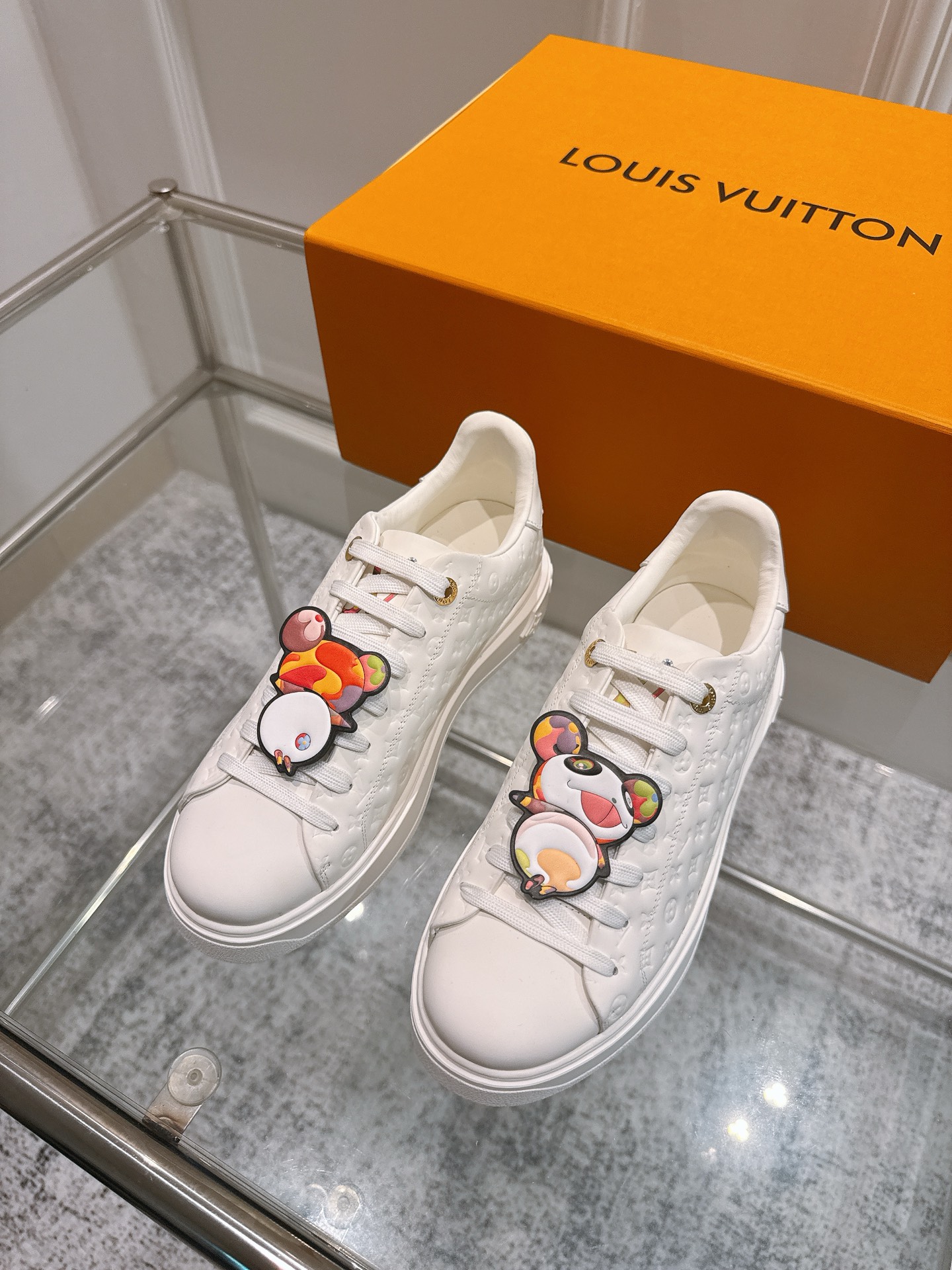 NO:464077,Top version of women's LV x TM Murakami Takashi Co-branded style Donkey brand L Home Time Out Sakura Series Casual White Shoes Sports Shoes Original Purchase and Development Made This model Time Out Sports Shoes are from Louis Vuitton x Murakami Takashi replica series, showing a lively sports style. Plain cowhide leather embellishes classic Monogram elements, Cherry Blossom prints and bright trim behind the shoes injected with agile brushstrokes. Monogram flowers bloom with thick rubber outsoles. Exquisite packaging for delivery counter Fabric: original imported cowhide leather, original custom soft sheepskin, original open mold TPU anti-slip sole, 4CM thick sole Size: women's 35-40 (customized 41), casual shoes/sports shoes, louis  vuitton,louis vuitton,louis vuitton,louis vuitton,sneakers,cowhide,sheepskin19860909顶级版本女款 LV x TM村上隆 联名款 驴牌 L家 Time Out 樱花系列 休闲 小白鞋 运动鞋 原版购入开发 做货 本款 Time Out 运动鞋出自路易威登 x 村上隆复刻系列,展露生机盎然的运动风尚.素面牛皮革点缀经典 Monogram 元素,Cherry Blossom 印花与鞋后的明媚饰边注入灵动笔触.Monogram 花卉于加厚橡胶外底绽放品牌风华 配送专柜精美包装 面料:原版进口头层牛皮 内里原版定制柔软羊皮 鞋底原版开模TPU防滑大底 底厚4CM Size:女款35-40（定制41）,休闲鞋/运动鞋,louis vuitton,louis vuitton,louis vuitton,louis vuitton,sneakers,cowhide,sheepskin,Women's Shoes