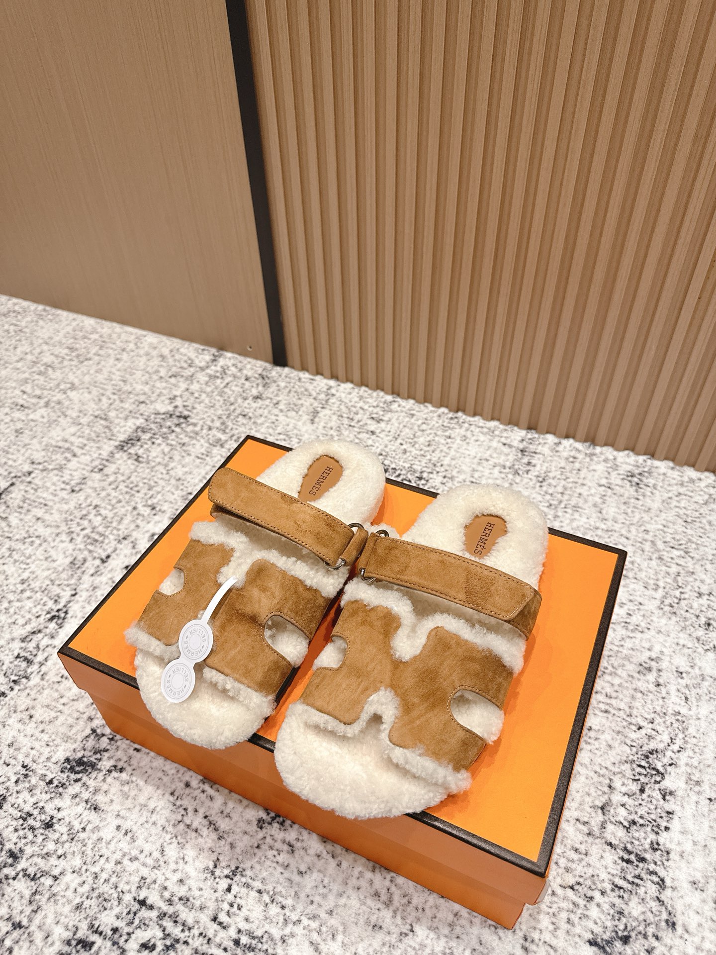 NO:464093,Top version of women / men's Hermes chypre series Old uncle's shoes Teddy second uncle's hair slippers H-wool drag Velcro fleece slippers Original purchase and development Made of goods Hermes chypre series Furry Cute, cloud-like feel, barefoot or paired with socks, all fashionable. The sole is the original mold-opening tpu sole. The design is simple and smooth, creating a comfortable and casual look. The delivery counter is exquisitely packaged. The fabric is customized imported top layer cowhide. The inner original imported lamb wool. The sole is original mold-opening anti-slip TPU material. The bottom thickness is 3CM Size: women's model 35-40 (can be customized 41  Size: Men's 39-44 (customized 45/46, fur shoes and slippers, hermes, hermes, slippers, cowhide, socks19860909顶级版本女款 / 男款 Hermes爱马仕chypre系列 老舅鞋 泰迪二舅毛拖鞋 H毛拖 魔术贴毛拖鞋 原版购入开发 做货 爱马仕chypre系列 毛茸茸的 敲可爱的,踩云脚感,光脚或者搭配个袜子穿,都时髦的不行哦 鞋底是原版开模tpu鞋底 设计简约流畅,打造舒适休闲造型. 配送专柜精美包装 面料原版定制进口头层牛皮 内里原版进口羊羔毛 鞋底原版开模防滑TPU材质 底厚3CM Size:女款35-40（可订制41 Size:男款39-44（可订制45/46,毛毛鞋拖鞋,hermes,hermes,slippers,cowhide,socks,Women's Shoes