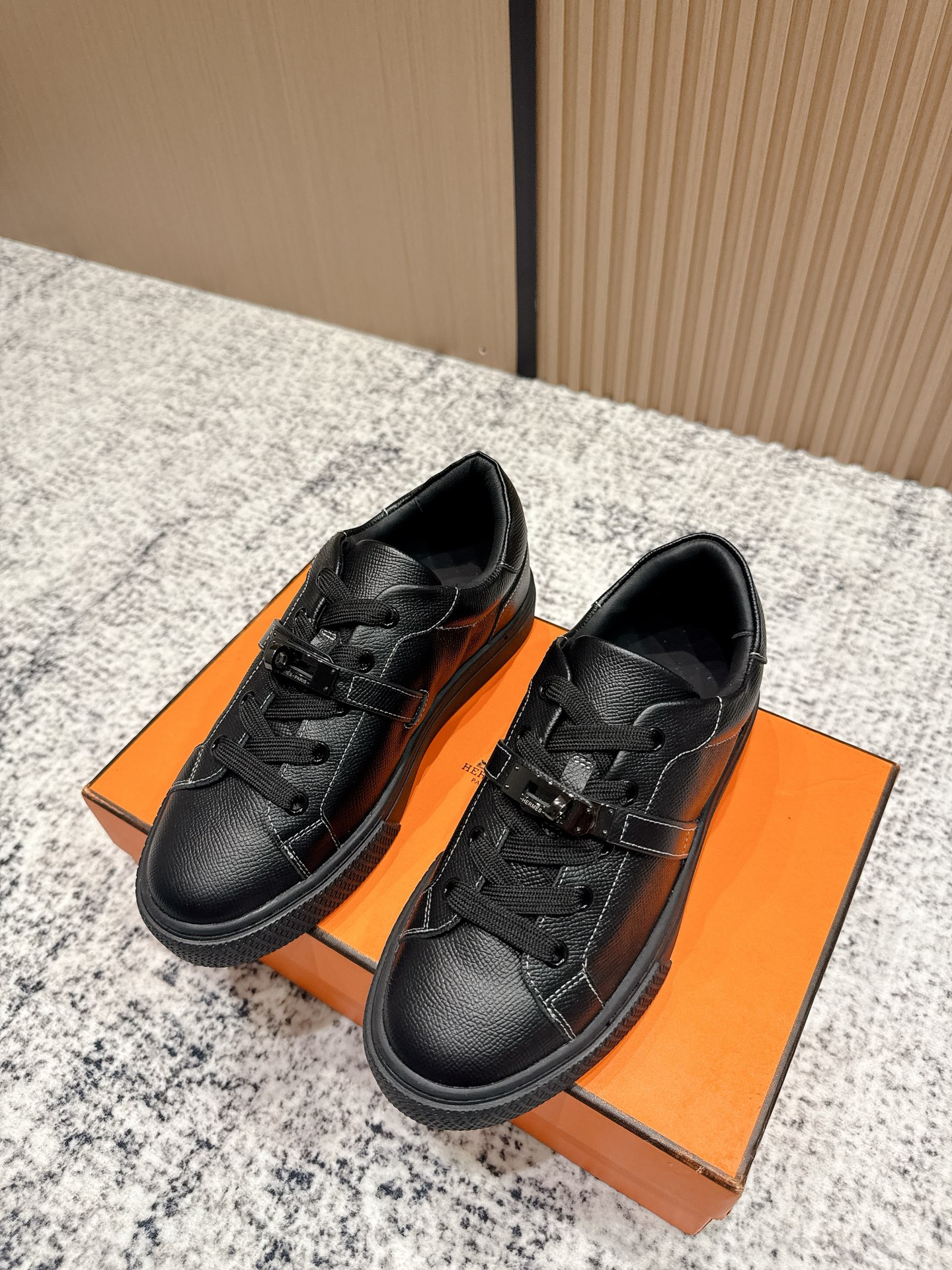 NO:464076,Purchase grade men's size #Hermes loafers casual sneakers skateboard shoes This Kiddy series calfskin and suede goatskin lace-up sneakers are decorated with the iconic 'H' details. The design is simple and smooth, creating a fashionable urban look. The bottom is 2.5CM Size35-45M, casual shoes/sports shoes, hermes, loafers, sneakers, cowhide, sheepskin, chamois leather19860909代购级男码  #爱马仕乐福鞋 休闲 运动鞋 滑板鞋 这款Kiddy系列小牛皮和麂皮山羊皮免系带运动鞋,饰有标志性“H”细节.设计简约流畅,打造时尚都市造型 底厚2.5CM Size35-45M,休闲鞋/运动鞋,hermes,loafers,sneakers,cowhide,sheepskin,chamois leather,Women's Shoes