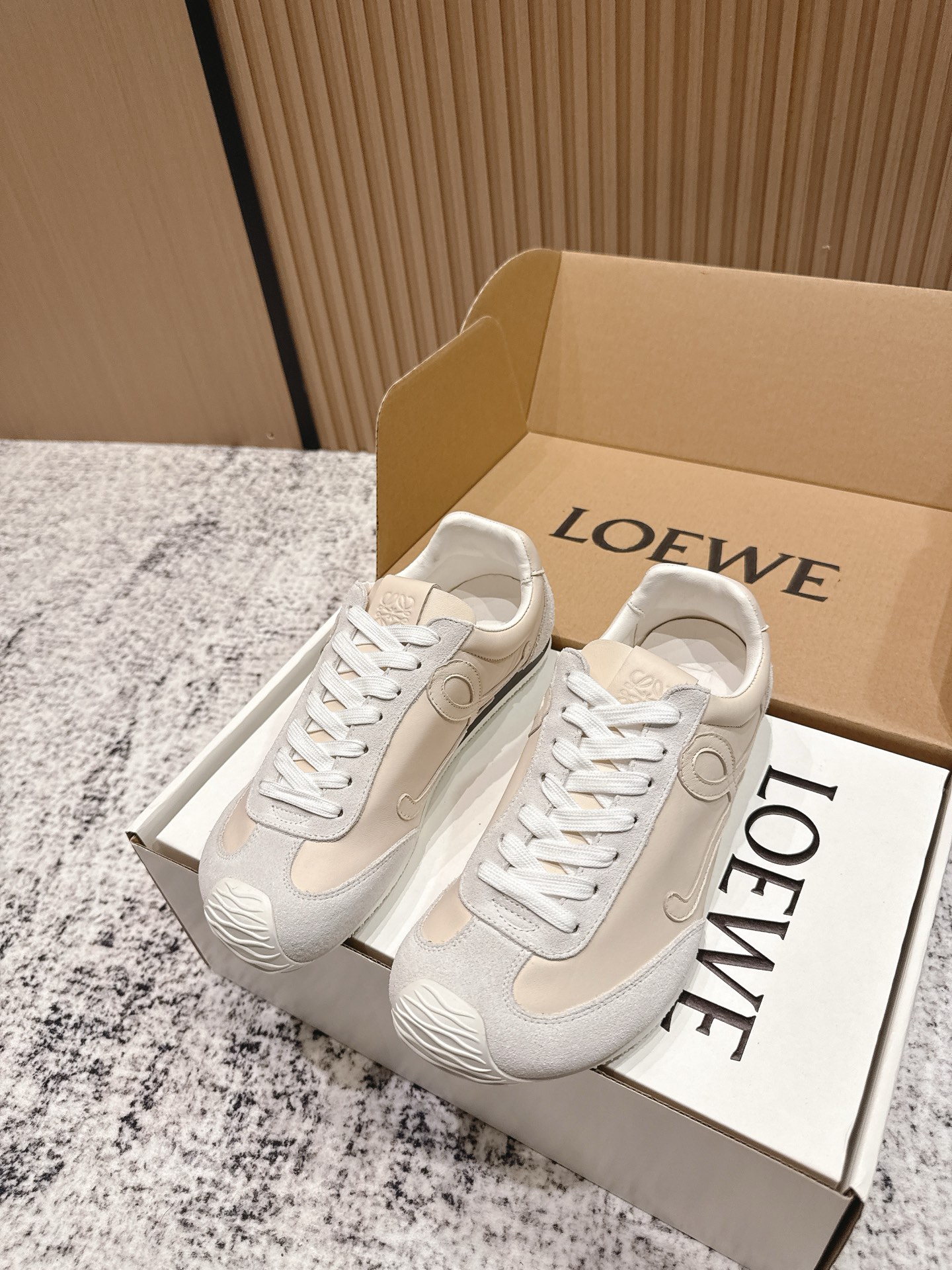 NO:478256,Top version: Couple model LOEWE Latest catwalk model Ballet Runner 2.0 Couple model Ballet casual sports shoes German training shoes Forrest Gump shoes Original purchase and development Made of goods Nylon and cowhide leather sports shoes, asymmetric toe design, sock-shaped internal structure, light rubber outsole extends to the toe. Delivery counter exquisite packaging Fabric: Original custom imported toe layer cowhide imported soft sheepskin + net Sole original open mold-proof rubber material Sole thickness increases by 2.5CM Size: 35-45, casual shoes/sports shoes, loewe, loewe, sneakers, cowhide, sheepskin19860909顶级版本:情侣款 LOEWE 罗意威 最新走秀款 Ballet Runner 2.0情侣款 芭蕾 休闲 运动鞋 德训鞋 阿甘鞋 原版购入开发 做货 尼龙和牛皮革运动鞋,不对称鞋头设计、袜状内部结构,轻盈橡胶外底延伸至鞋头. 配送专柜精美包装 面料:原版定制进口头层牛皮 内里进口柔软羊皮+网里 鞋底原版开模防滑橡胶材质 底厚增高2.5CM Size:35-45,休闲鞋/运动鞋,loewe,loewe,sneakers,cowhide,sheepskin,Women's Shoes