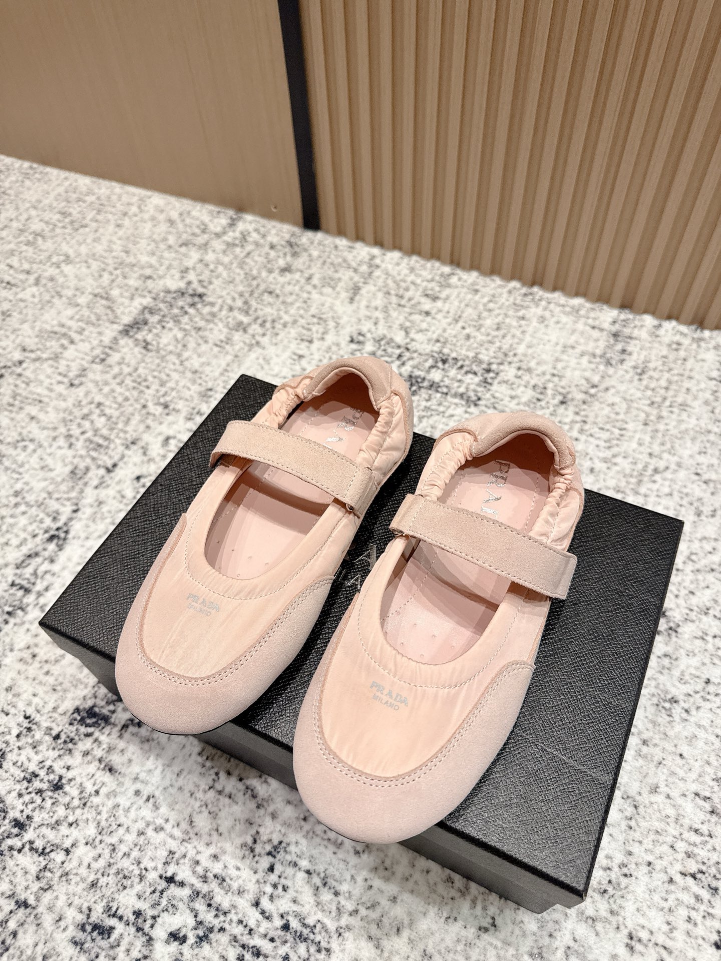 NO:478249,Top version: Prada*Prada P home 25ssfw~new new Velcro Mary Jane casual shoes, low-key luxury lazy shoes, the best choice for the rich!  The soft rubber sole is known as the cloud-like feeling~100% comfortable. The delicate reverse velvet upper is full of wrapping feel, soft and textured!  Full of high-end feeling!  Upper, high mercerized beef reverse velvet, inner, imported sheepskin, sole, original open molded rubber outsole, Size 35-39 (40.41 custom-made, non-return, exchange), Mary Jane, prada, prada, mary jane, sheepskin19860909顶级版本:  Prada*普拉达P家25ssfw～new新款魔术贴玛丽珍休闲鞋,低调奢华懒人鞋,富人的不二选择！ 软胶底素有踩云感之称～舒适度百分百 细腻反绒皮鞋面,鞋型包裹感十足,柔和而有质感！高级感满满！ 鞋面 高丝光牛反绒 内里 进口羊皮 鞋底 原版开模橡胶大底 Size 35-39（40.41定制不退换）,玛丽珍,prada,prada,mary jane,sheepskin,Women's Shoes