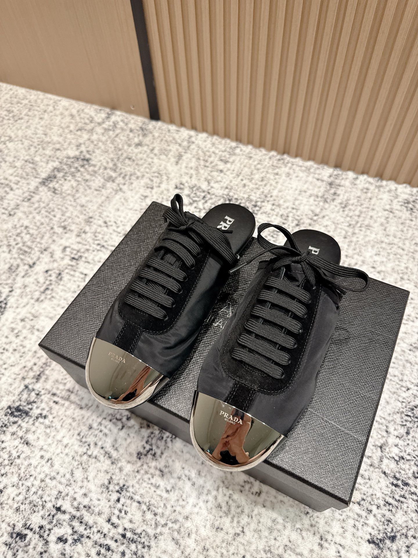 NO:478240,Top version: Prada*Prada P home 25ssfw~new new lace-up Mary Jane casual shoes ballet shoes, low-key luxury lazy shoes, the best choice for the rich!  The soft rubber sole is known as the cloud-like feeling~100% comfortable. The delicate reverse velvet upper is full of wrapping feel, soft and textured!  Full of high-end feeling!  Upper, high mercerized beef reverse velvet, inner, imported sheepskin, sole, original molded rubber outsole, Size 35-39 (40.41 custom-made, non-return, exchange), semi-strut single shoes, prada, prada, mary jane, sheepskin19860909顶级版本:  Prada*普拉达P家25ssfw～new新款系带玛丽珍休闲鞋芭蕾舞鞋,低调奢华懒人鞋,富人的不二选择！ 软胶底素有踩云感之称～舒适度百分百 细腻反绒皮鞋面,鞋型包裹感十足,柔和而有质感！高级感满满！ 鞋面 高丝光牛反绒 内里 进口羊皮 鞋底 原版开模橡胶大底 Size 35-39（40.41定制不退换）,半拖单鞋,prada,prada,mary jane,sheepskin,Women's Shoes