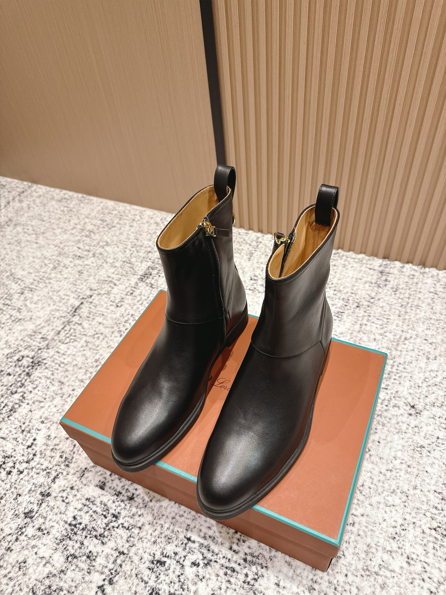 NO:469259,Top version: Loro Pian*25s autumn and winter new style, minimalist retro side zipper flat boots, a very minimalist retro style, the upper is a simple matte cowhide surface, only pure cowhide texture, only the boot barrel has a gold ring, and the side zipper is more invisible and more convenient to put on and take off!  The inner lining is also made of a ox lining, which is wear-resistant and easy to wear. The overall boot is relatively short, so the overall weight is super light!  Rubber outsole is softer and easier to walk~ Material cowhide, inner cow, outsole rubber outsole, shoe size 36-39/40 customized, non-return, boots, loro piana, boots, cowhide19860909顶级版本: Loro Pian*25s秋冬新款 极简复古侧拉链平底短靴 非常极简复古的款式,鞋面整体就是哑光牛皮面的简单制作,只有纯粹的牛皮质感,唯有靴筒上多了圆环金色,侧面拉链更隐形也更方便穿脱！内里也是采用牛里制作,耐磨又好穿～整体靴筒比较短,所以整体重量超级轻便！橡胶大底更柔软好走哦～ 材质牛皮 内里牛里 大底橡胶大底 鞋码36-39/40定制不退换,靴子,loro piana,boots,cowhide,Women's Shoes