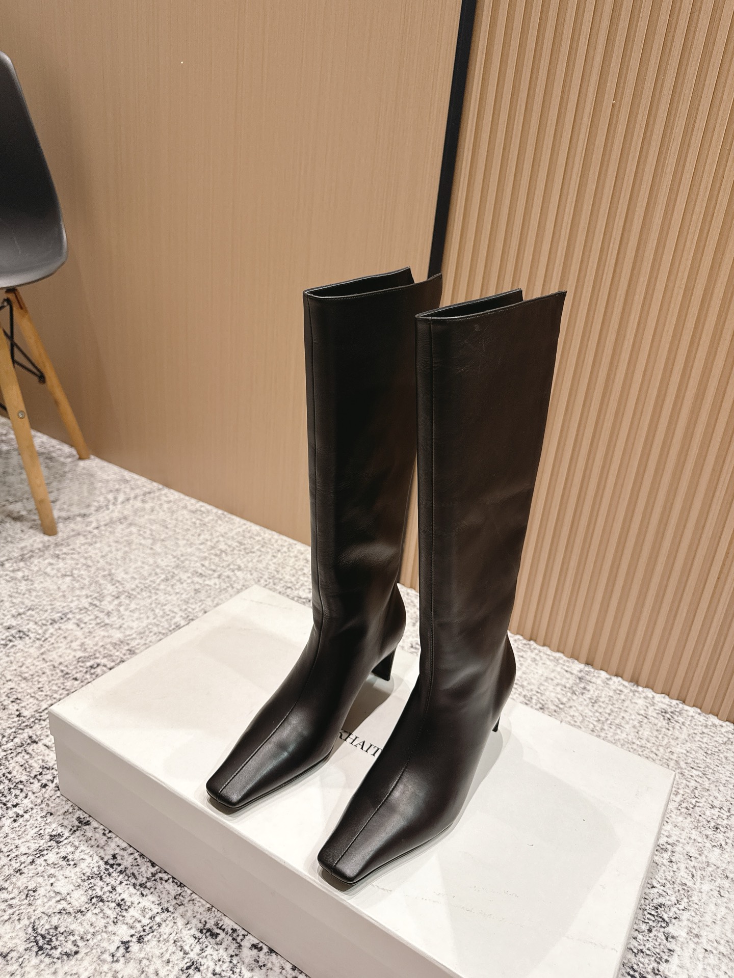 NO:467955,Top version: KHAIT*25s autumn and winter new style minimalist style small square toe flat heel textured boots Super minimalist style cool and handsome super boots come~ the shoe style is very neat and slim, and the new outsole heel adopts a one-piece style to add a sense of fashion!  The most important thing is that the texture of the upper this time is really love the way it is!  I always feel that every autumn and winter I lack a pair of suede super long boots. The mouth of the boot is like a small scissor, which is actually a zipper-free one!  The black upper looks like the paper crumpled by the years, spread out flat, and every step is the memory of the wind~ Material cow back velvet/cowhide inner ox lily outsole imported from Italy genuine leather sole shoe size 35-39/40 customized without return and exchange, boots, boots, cowhide, Leather soles19860909顶级版本: KHAIT*25s秋冬新款 极简主义风格小方头扁跟质感长靴 超级极简上脚酷帅的风格超长靴来喽～鞋型是非常的利落显瘦版型,新大底跟采用一片式～增添时髦感！最主要的是本次鞋面的质感真的爱死了！总觉得每年的秋冬都缺一双绒面超长靴～靴口像是小剪刀随意裁剪出一个小口,其实是无拉链方面穿脱哦！黑色的鞋面像是被岁月揉皱了纸张,平铺开来,每一步都是风里的记忆～ 材质牛反绒/牛皮 内里牛里 大底意大利进口真皮大底 鞋码35-39/40定制不退换,靴子,boots,cowhide,Leather soles,Women's Shoes