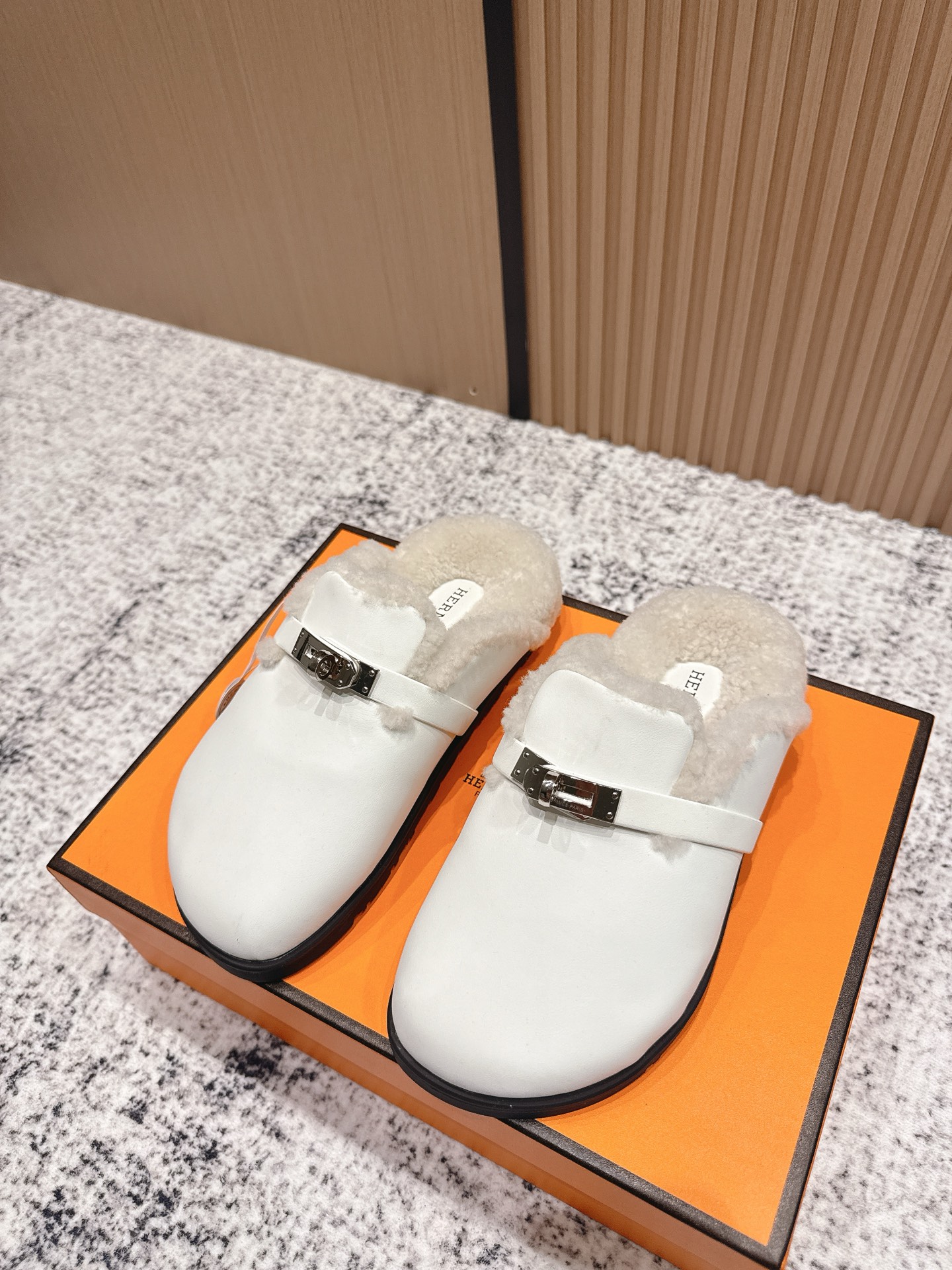 NO:487190,Top version of women Hermes Hermes Latest couples Kelly buckles Birken fur slippers Teddy mules Original purchase and development Made of Hermes GO series Suede goatskin and sheepskin mules, classic 'H' upper details. Create a comfortable and modern style. Furry. Cute, touching the cloud foot feel, barefoot or wearing it with a sock, all fashionable. The sole is the original molded tpu sole. The design is simple and smooth, creating a comfortable and casual look. The original customized imported top layer cowhide imported lamb wool. The sole is the original molded and anti-slip TPU material. The sole is 3CM. Size: women's model 35-41, semi-torque, hermes, hermes, slippers, cowhide, sheepskin, chamois leather, socks19860909顶级版本女款 Hermes爱马仕 最新情侣款 Kelly扣 勃肯毛拖鞋 泰迪 穆勒鞋 原版购入开发 做货 爱马仕GO系列 麂皮山羊皮和羊毛皮穆勒鞋,经典“H”型鞋面细节.打造舒适现代风格 毛茸茸的 敲可爱的,踩云脚感,光脚或者搭配个袜子穿,都时髦的不行哦 鞋底是原版开模tpu鞋底 设计简约流畅,打造舒适休闲造型. 面料原版定制进口头层牛皮 内里进口羊羔毛 鞋底原版开模防滑TPU材质 底厚3CM Size:女款35-41,半拖,hermes,hermes,slippers,cowhide,sheepskin,chamois leather,socks,Women's Shoes