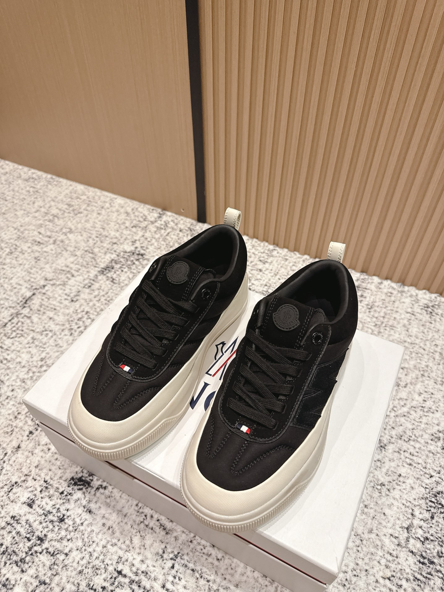 NO:467948,Top version Men's Moncler Mengkelai/Shirt Outdoor Casual Sports Shoes Dad Shoes Original Purchase and Development Made Products Sneakers are designed to accompany you in outdoor activities in warm weather and are a lightweight version of our iconic sports shoes. The EVA midsole is made of fabric material to enhance flexibility, and the Vibram MEGAGRIP composite sole enhances the grip of the shoes. OrthoLite insole is easy to clean, while enhancing the ventilation of the shoes and providing comfortable cushioning effect. Delivery counter exquisite packaging Fabric: Original custom cowhide Inner: Imported beef lining Sole: Original open mold rubber foamed bottom thickness 4.5cm Size:  38-45 (38.45 customized size), casual shoes/sports shoes, Moncler, Moncler, sneakers, cowhide19860909顶级版本 男款 Moncler 盟可睐/蒙口 户外 休闲 运动鞋 老爹鞋 原版购入开发 做货 运动鞋旨在陪伴您在温暖的天气进行户外活动,是我们标志性运动鞋的轻盈版本.EVA中底采用织物材质制成,提升柔韧性,Vibram MEGAGRIP复合鞋底提升鞋履的抓地力.OrthoLite鞋垫易于清洗,同时可增强鞋履的通风性,并提供舒适的缓冲效果 配送专柜精美包装 面料 : 原版定制牛皮 内里 : 进口牛里 鞋底 : 原版开模橡胶发泡材质 底厚 4.5cm Size : 38-45（38.45定制码),休闲鞋/运动鞋,Moncler,Moncler,sneakers,cowhide,Women's Shoes