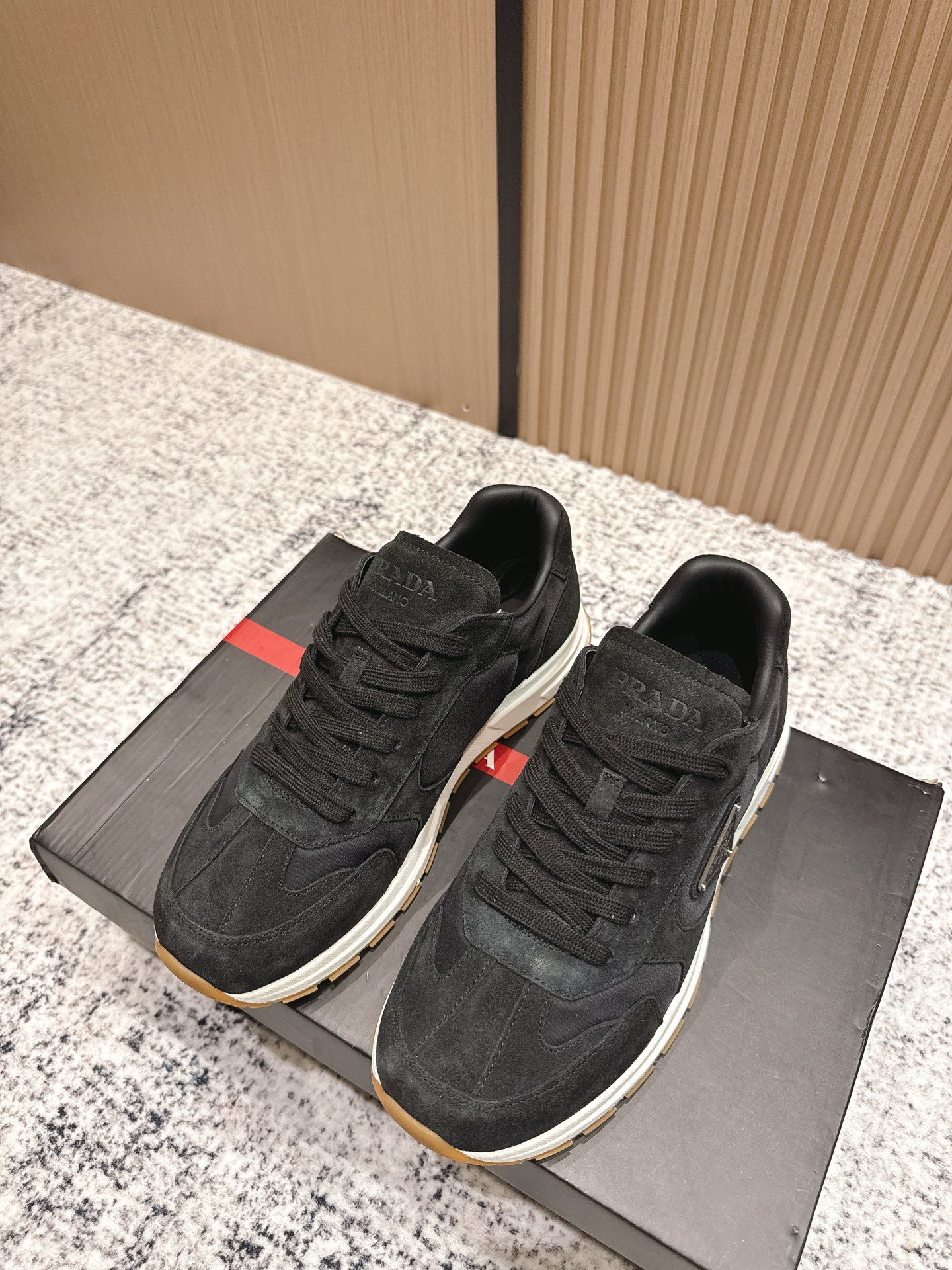 NO:467940,Top version: Prada/Prada Men's new sports and casual shoes, the upper of this sneaker is imported calfskin. The outer side is decorated with P family's classic metal triangle enamel logo and leather lining. The foot pad cowhide is used, and the sole is an anti-slip sports exclusive rubber sole with logo. It has a good feeling for the feet and is fashionable and fashionable!  size39-45, casual shoes/sports shoes, prada, prada, sneakers, cowhide19860909顶级版本: Prada/普拉达 男士新款运动休闲鞋,这款运动鞋鞋面采用进口小牛皮. 外侧饰以P家经典金属三角珐琅徽标,皮内里. 垫脚牛皮,大底采用防滑运动专属带logo橡胶大底,上脚脚感很好,洋气时髦单品！ size39-45,休闲鞋/运动鞋,prada,prada,sneakers,cowhide,Women's Shoes