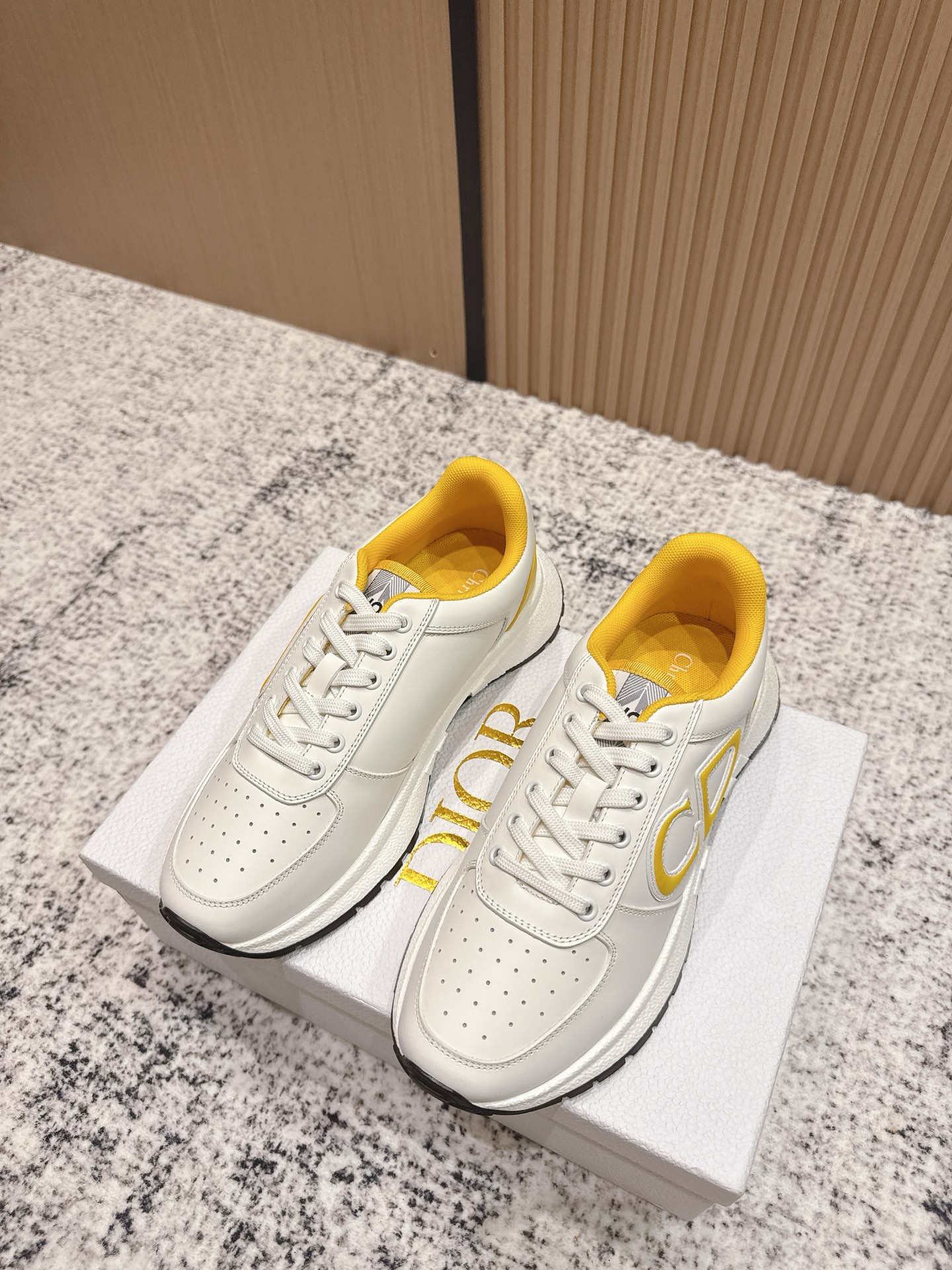 NO:627241,, top version!  DIOR Dior's new casual sneakers for couples reinterpret sports style with an elegant and fashionable shape. The upper is carefully made of white mesh fabric, with logos on the laces and heel. The exquisite two-color sole is light and soft, which can add a high-end temperament to all kinds of casual looks. Made of cowhide leather. Breathable mesh lining. Original molded outsole.  Size35-45 (40 for women, 45 for men, no return or exchange), casual shoes/sports shoes, dior, dior, sneakers, cowhide19860909,顶级版本！ DIOR 迪奥新款情侣休闲运动鞋 以优雅时尚的造型重新演绎运动风格. 鞋面采用白色网眼织物精心制作,鞋带和鞋跟都有标志. 精致的双色鞋底轻盈柔软,可为各式休闲造型增添高订气质 牛皮材质 透气网布内里 原版开模大底 Size35-45（女40.41男45定制不退换）,休闲鞋/运动鞋,dior,dior,sneakers,cowhide,Women's Shoes