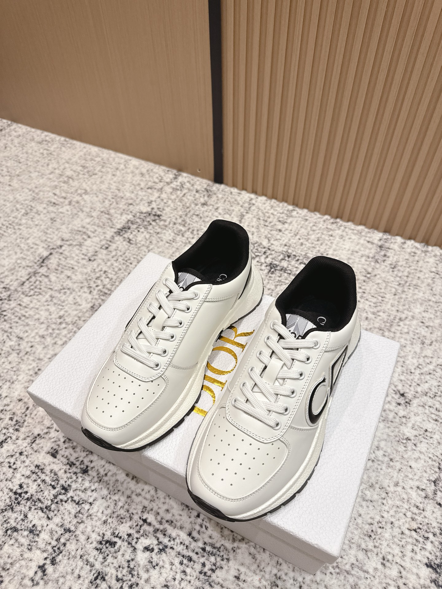 NO:467932,Top version: DIOR new couple casual sneakers reinterpret the sports style with elegant and fashionable styling. The upper is carefully crafted from white mesh fabric, and the laces and heels are marked. The exquisite two-color sole is light and soft, which can add a high-order temperament to various casual looks. Cowhide material, breathable mesh lining, original mold open sole Size35-45 (for women 40 men 45 custom-made, non-return and exchange), casual shoes/sports, dior, dior, sneakers, cowhide19860909顶级版本: DIOR 迪奥新款情侣休闲运动鞋 以优雅时尚的造型重新演绎运动风格. 鞋面采用白色网眼织物精心制作,鞋带和鞋跟都有标志. 精致的双色鞋底轻盈柔软,可为各式休闲造型增添高订气质 牛皮材质 透气网布内里 原版开模大底 Size35-45（女40男45定制不退换）,休闲鞋/运动鞋,dior,dior,sneakers,cowhide,Women's Shoes