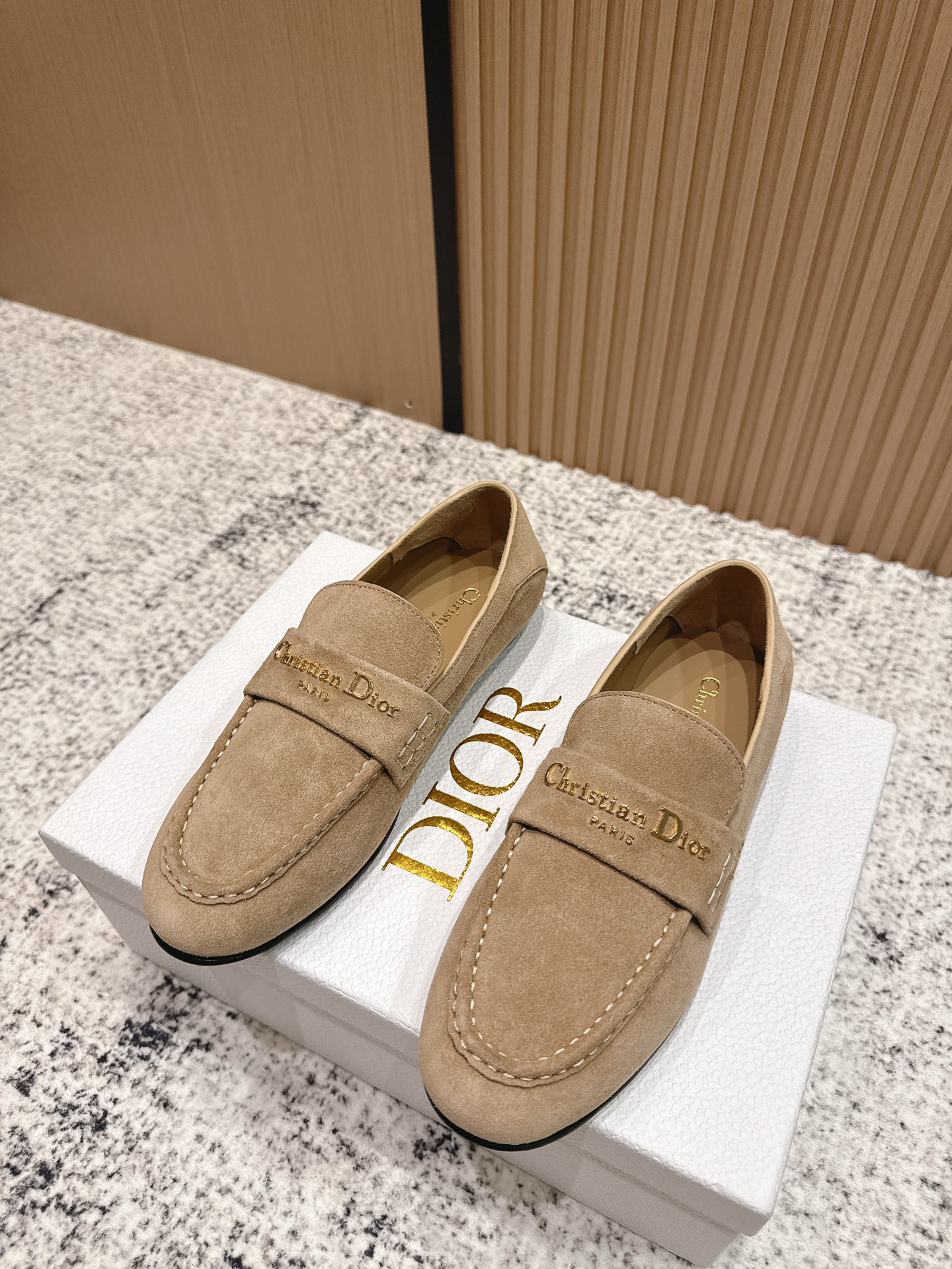 NO:467994,Top version: Dior round-toe flat-soled loafers This My Dior heels are a new product in the spring and summer ready-to-wear series, exquisite and elegant. It is carefully crafted from cowhide leather, pointed toe design, embellished with a golden metallic Christian Dior Paris logo, which is recognizable and demonstrates Dior's extraordinary exquisite craftsmanship. It is paired with adjustable lace-up and graphic-style heels, making the fashionable design more elegant. Cowhide material sheepskin inner leather sole Size35-40 (40 custom-made, non-return and exchange), loafers, dior, dior, loafers, high heels, cowhide, sheepskin19860909顶级版本:  迪奥圆头平底乐福鞋 这款 My Dior 露跟高跟鞋是春夏成衣系列新品,精致优雅. 采用牛皮革精心制作,尖头设计,点缀以金色饰面金属 Christian Dior Paris 标志,富有辨识度,彰显 Dior 非凡的精湛工艺. 搭配可调节系带和图形风格鞋跟,令时尚的设计更显典雅. 牛皮材质 羊皮内里 真皮底 Size35-40（40定制不退换）,乐福鞋,dior,dior,loafers,high heels,cowhide,sheepskin,Women's Shoes