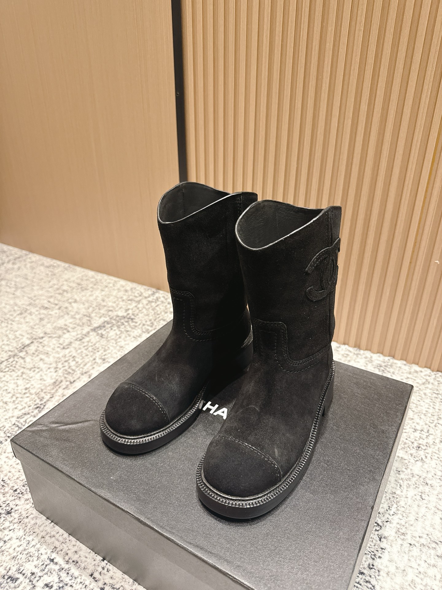 NO:467971,Top version CHANEL Chanel* new autumn and winter style This knight boot is really a representative of handsome and fashionable, with the boots with double-cut C electric embroidery logo that is low-key and luxurious!   Simple, fashionable, personal and grand!  Natural and smooth beauty, a kind of beauty that stuns the time, and long legs should be displayed in winter~ Upper calfskin/high mercerized beef reverse velvet inner cowhide inner cowhide inner heel height 4cm size 35-40 (40.41 custom made without return) Soles Italian thickened double leather soles, boots, chanel, chanel, boots, cowhide, Leather soles19860909顶级版本 CHANEL 香奈儿*秋冬新款  这款骑士靴真的是帅气时尚的代表,靴筒口双C电绣logo 低调不失奢华！  简约时尚个性又大气！自然流畅的美感,有种惊艳了时光的美感,冬日也要展现大长腿～ 鞋面小牛皮/高丝光牛反绒 内里牛皮内里 跟高4cm 码数35-40（40.41定制不退换） 鞋底意大利加厚双层真皮大底,靴子,chanel,chanel,boots,cowhide,Leather soles,Women's Shoes