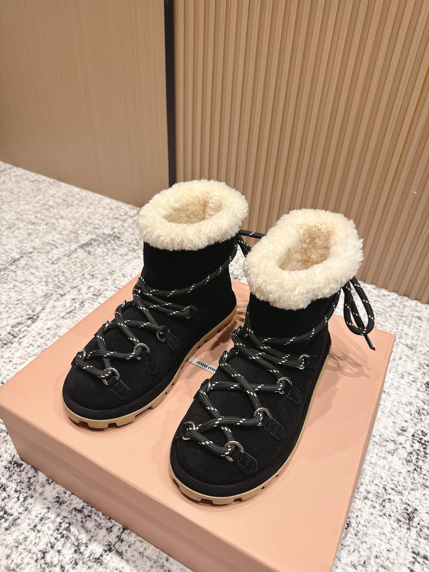 NO:467967,Top version [miumiu autumn and winter new fur short boots] awakens winter romance with fluffy texture, MIUMIU girl's snow fantasy!  [Soft velvet wrap, warmth step by step] Choose top-grade lamb fur, the touch is as soft as clouds, the inner layer is thickened, the temperature is not bloated, and the weather under zero is still light and dances lightly. This winter, let your feet fall into a gentle trap - #MIUMIU autumn and winter new products #Fur-short boots #Winter wear ceiling #Luxury girlish upper original high mercerized beef reverse velvet, original open mold combination foamed sole size35-40 (40 41 custom made), boots, miumiu, boots19860909顶级版本【miumiu秋冬新款毛毛短靴】  以蓬松质感唤醒冬日浪漫,MIUMIU少女的雪地幻想曲！ 【软绒包裹,步步生温】  选用顶级羊羔毛,触感如云朵般柔软,内里加厚保暖层,锁住温度不臃肿,零下天气依旧轻盈起舞.  这个冬天,让双脚陷进温柔陷阱——  #MIUMIU秋冬新品 #毛毛短靴 #冬日穿搭天花板 #奢华少女感 鞋面原版高丝光牛反绒 大底原版开模组合发泡大底 size35-40（40 41 定做）,靴子,miumiu,boots,Women's Shoes