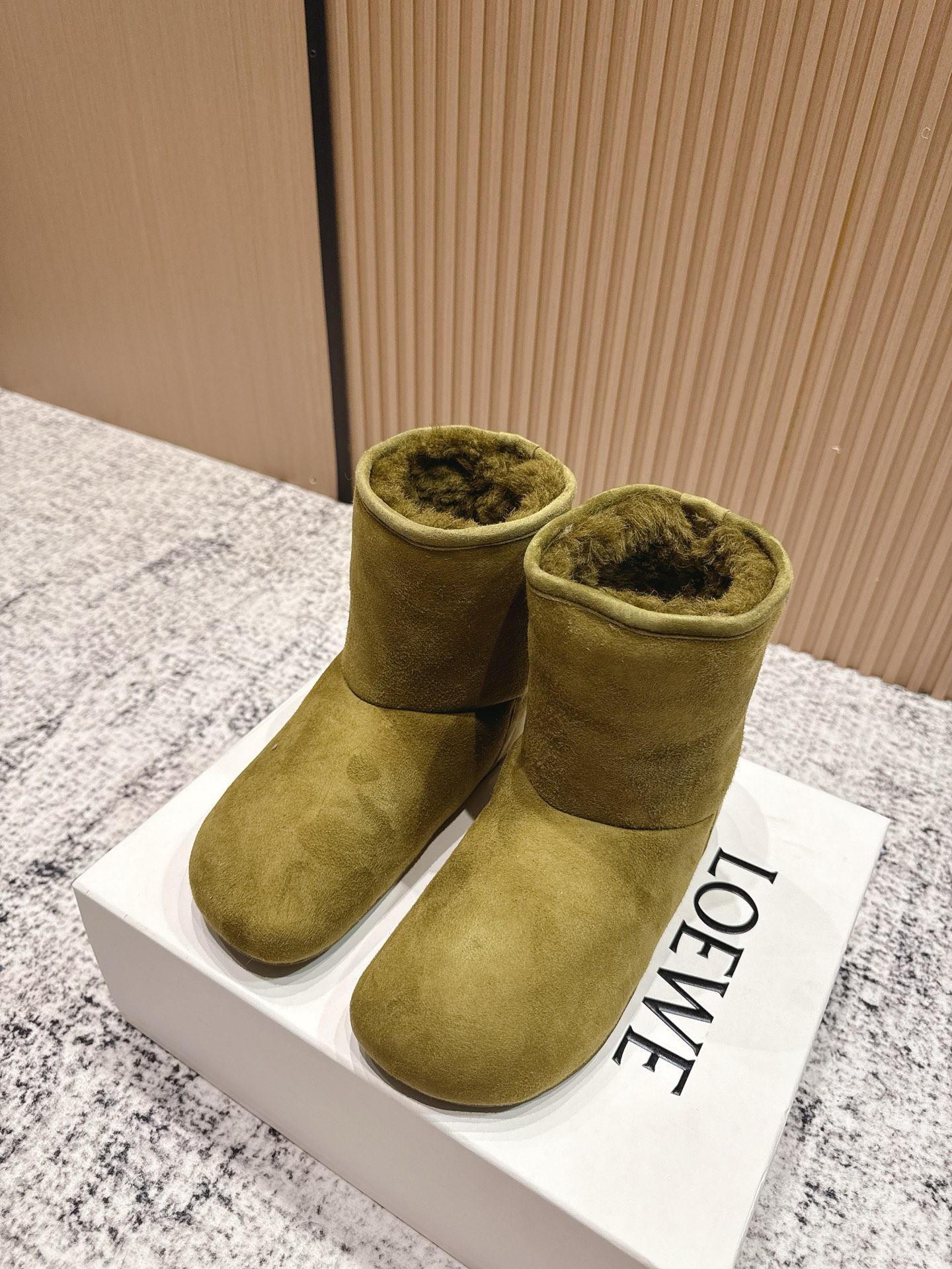 NO:467961,Top version of women's LOEWE Latest Lago series Snow boots Short boots Original purchase and development Made this Lago snow boots suede boots, decorated with shearing lining, paired with thick round asymmetric toe and ultra-light rubber sole Anagram foil TPU outsole Side trim with LOEWE tags for delivery exquisite packaging Fabric: Original custom imported top layer cowhide Inner: Imported warm wool lining Sole: Original open mold-proof rubber Sole Thickness 1.5cm Size: Women's 35-40, boots, loewe, loewe, boots, cowhide19860909顶级版本女款 LOEWE罗意威 最新 Lago 系列 雪地靴 短靴 原版购入开发 做货 这款Lago雪地靴 绒面革靴,饰有剪羊毛衬里,搭配厚实圆形不对称鞋头和超轻盈橡胶鞋底Anagram 圧紋 TPU 外底 侧面饰有 LOEWE 标签 配送专柜精美包装 面料 : 原版定制进口头层牛皮 内里 : 进口保暖羊毛里 鞋底 : 原版开模防滑橡胶材质 底厚 1.5cm Size : 女款35-40,靴子,loewe,loewe,boots,cowhide,Women's Shoes