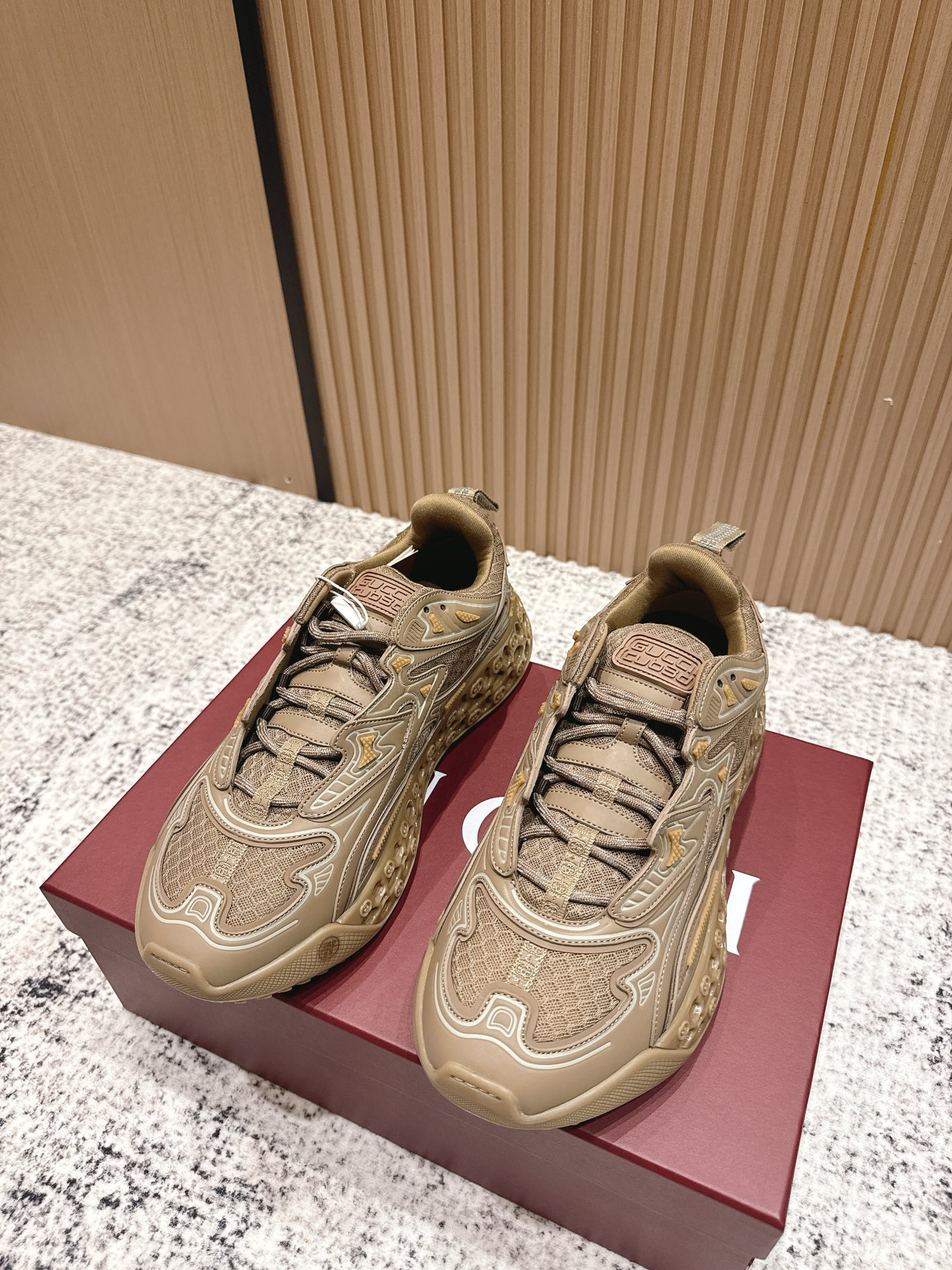 NO:467954,Top version of men's Gucci Gucci latest cub3d series, thick sole, casual sports shoes, dad shoes, original purchase and development, making products, and the spring and summer series presents new shoes. This Gucci cub3d series of sneakers cleverly combines innovative materials and exquisite configurations. The upper is made of sustainable material Demetra and mesh fabric, and the details are presented through high-frequency craftsmanship. The sole is filled with EVA material, and the outside is made of TPU, and finally uses 3D interlocking double G pattern to add style to the style. The delivery counter is exquisitely packaged. Fabric: Original custom imported cowhide + mesh, custom imported breathable mesh, original sole open mold-proof rubber material, sole thickness 4.5CM Size:  Men's 39-45, casual shoes/sports shoes, gucci, gucci, sneakers, cowhide19860909顶级版本男款 Gucci 古驰 最新cub3d系列 厚底 休闲 运动鞋 老爹鞋 原版购入开发 做货 春夏系列精彩呈献鞋履新作.这款Gucci cub3d系列运动鞋巧妙结合了创新材质与精致构型.鞋面采用可持续材料Demetra与网眼面料,细节之处经由高频工艺匠心呈现.鞋底内部填充EVA材料,外部采用TPU打造,最后以3D效果互扣式双G图案点睛,为款型平添风采 配送专柜精美包装 面料:原版定制进口牛皮+网面 内里定制进口透气网里 鞋底原版开模防滑橡胶材质 底厚4.5CM Size : 男款39-45,休闲鞋/运动鞋,gucci,gucci,sneakers,cowhide,Women's Shoes