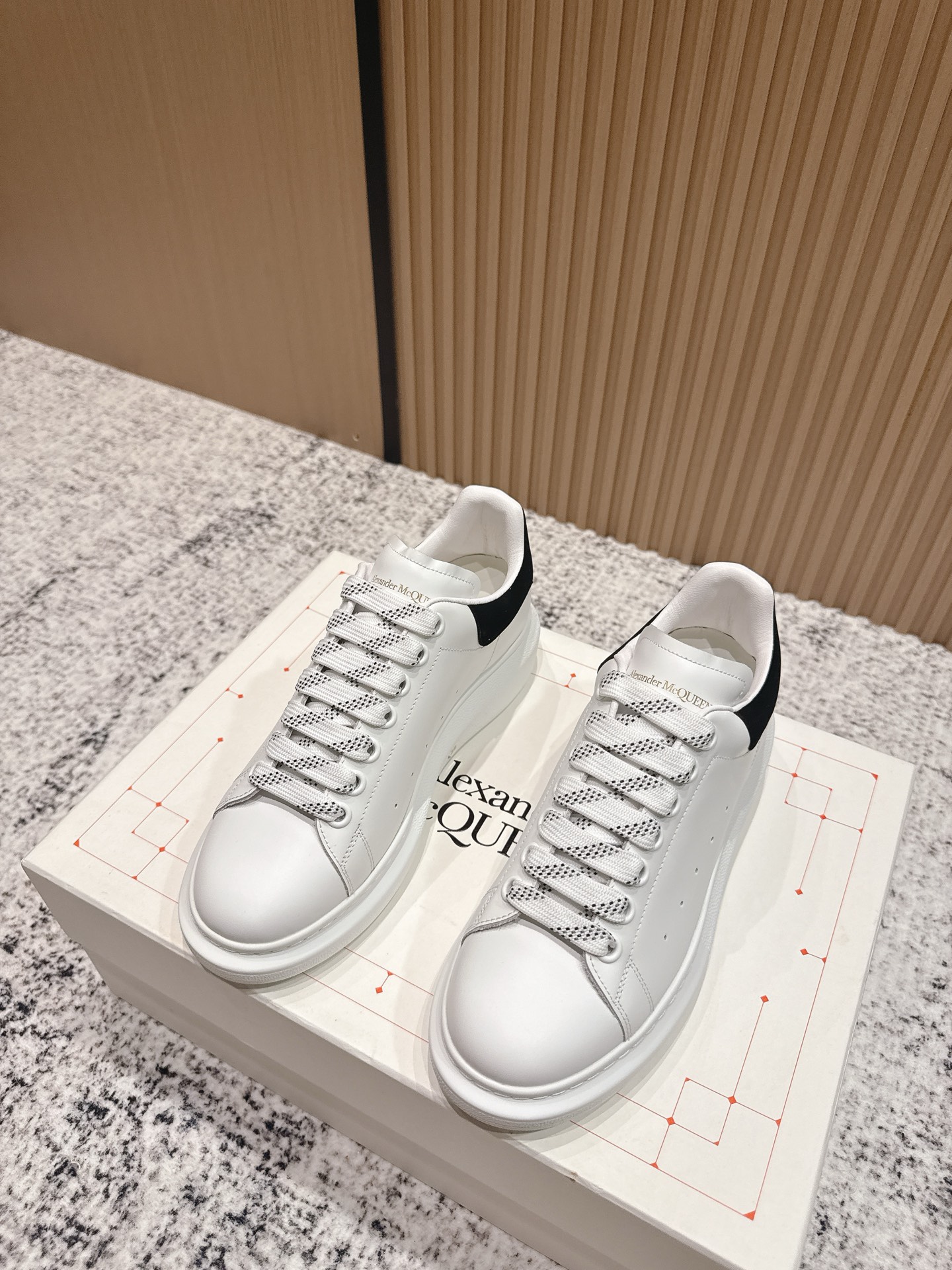 NO:467915,Purchasing level Men # McQueen deserves to be the king of classics among white shoes. There are indeed many people on the market, and the versions are also uneven, but they are still a distance from the genuine product!  Please see our exclusive 1 exclusive custom latest silk cowhide 2 upgraded last!  3 Upgraded original version without yellowing IP bottom!  Spend more than 20,000 yuan from the newly opened large-sole model!  The color has been upgraded again!  From large materials to large bottoms, we hope to give you a real original experience!  Exclusively customized imported silk cowhide leather from the back surface material, original leather inner lining/stand material top imported knitted breathable inner lining!  Exclusive anti-counterfeiting chip label Size women's model 35-39 (40 can be ordered) Men's size 39-44, casual shoes/sports shoes, alexander mcqueen, sneakers, cowhide19860909代购级 男 # 麦昆当之无愧算是小白鞋里的经典之王 市面上做的人也确实不在少数,版本也是参差不齐但真正离正品还是有一段距离！请看我们独家 1独家定制的最新丝绸牛皮 2升级版楦型！ 3升级原版不发黄ip大底！花费2万多从新开的大底模！颜色又升级！大到材质大底,小到五金我们都希望给你真正原版的体验！ 帮面材质独家定制进口丝绸牛皮,原版皮质 内里/垫脚材质顶级进口针织透气内里！ 独家防伪芯片标签 Size女款35-39（40可订） 男码39-44,休闲鞋/运动鞋,alexander mcqueen,sneakers,cowhide,Women's Shoes