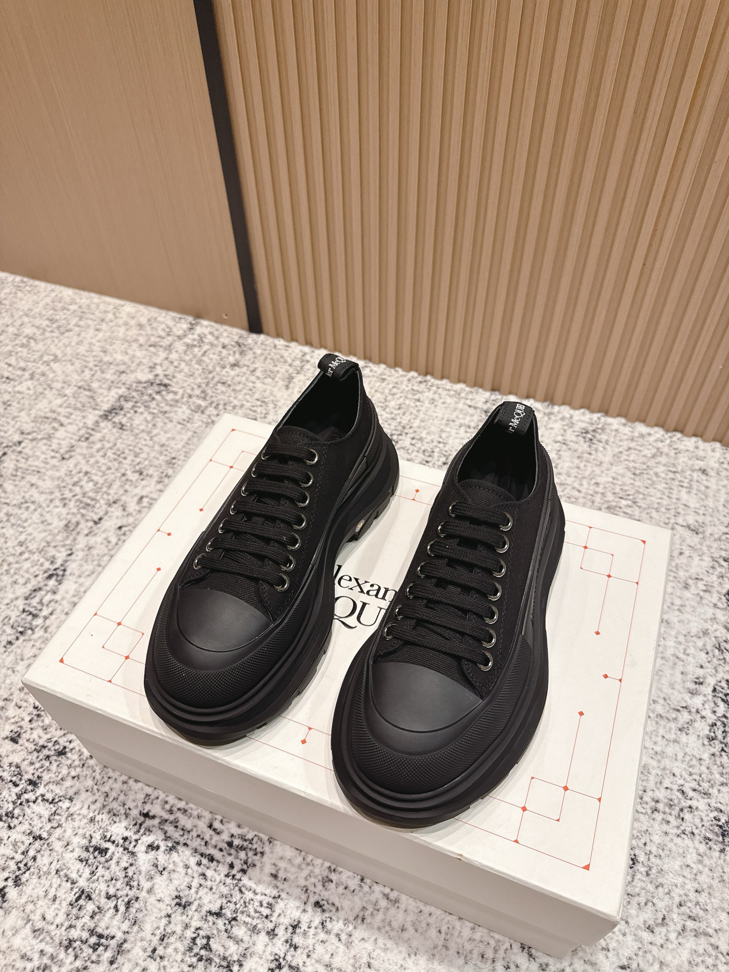 NO:467922,Purchase grade Men's #Alexander McQueen #Canvas Shoes Couple Model Ultimate Version Random PK Cabinets McQueen's shoes are popular as soon as they come out. You should know that McQueen has released many styles. This is the shoe that can truly surpass the white shoes. It can be seen that another classic 'golden classic' product appears. The official has repeatedly revised the final version. Only we have it. The outsole uses a double-layer tpu rubber combination sole. The outsole on the market is heavier because they are all integrated sole. The two-double-layer tpu big sole combination is much lighter than that. The foot feels more comfortable. The upper fabric is all Shangang custom fabrics that are super textured. Original box packaging. Even a desiccant inside is customized. Material Shangang fabric upper. The inner lambskin + lambskin footbed. Double-layer tpu big sole.  Women's size 35/36/37/38/39/40 (34/40/41 order) Men's size 39/40/41/42/43/44 (45 order), casual shoes/sports shoes, alexander mcqueen, sneakers, sheepskin19860909代购级 男 #亚历山麦昆#帆布鞋 情侣款 终极版本 随意PK柜货 麦昆这鞋款一出来就爆了 要知道麦昆出这多款式 真正销量能够超越小白鞋的就这款鞋子 可见又一款经典“金典”货出现 而官家的一而再三的改版 最终确定版 只有我们才有哦 大底采用的是双层tpu橡胶组合大底 市面上的大底重量都比较重 是因为它们都是一体大底 二双层大底组合 相对于会轻很多 脚感更加舒服 鞋面布料 这种都是山冈定制布料超级有质感 原盒包装 哪怕里面的一个干燥剂都是原厂订制 材质山冈布鞋面 内里小羊皮+小羊皮垫脚 双层tpu大底 女码35/36/37/38/39/40（34/40/41订） 男码39/40/41/42/43/44（45订）,休闲鞋/运动鞋,alexander mcqueen,sneakers,sheepskin,Women's Shoes