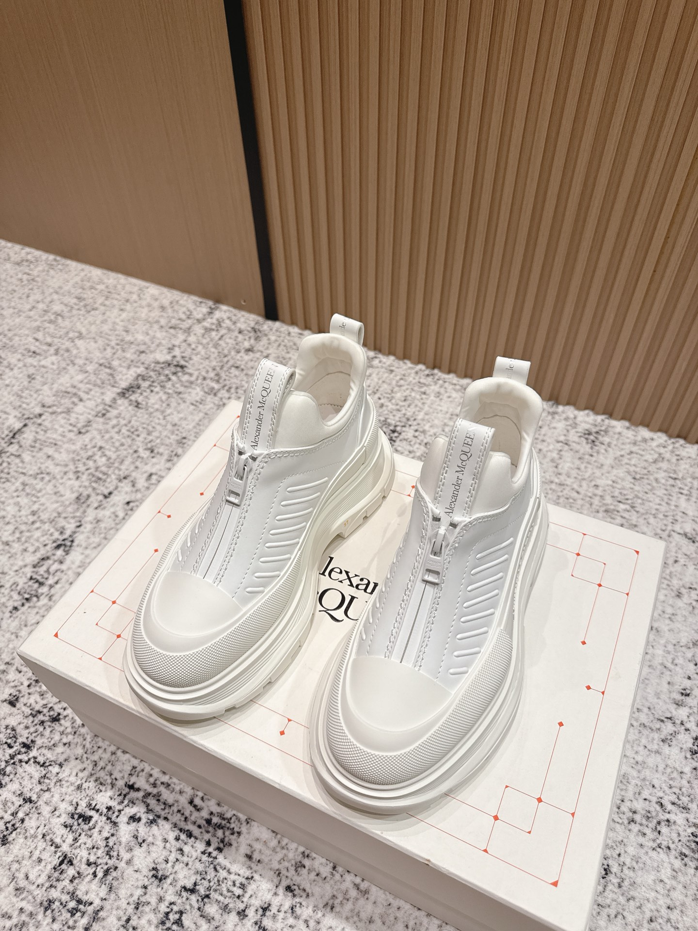 NO:467930,Purchasing grade men #McQueen couple leather zipper casual boots!  Made of black cowhide leather, this Tread Slick boot is equipped with exposed silver motorcycle-style zippers on the upper, textured rubber edging and tonal Alexander McQueen logo, paired with lightweight and oversized rubber thick sole, zipper closure, round head design, textured rubber edging and silver foil logo on the back!  The charming style worth grabbing is that it has the mainstream elements of this year's Chelsea style without losing McQueen's unique casual fashion. It is super stylish on the feet and makes people look very beautiful. Chelsea boots do not use the neutral style of the past, and can be said to be not inferior to any brand of Martin boots. It is a trendy and versatile style, durable, light and not tired of feet. It is beyond doubt that it looks good!  Imported calf leather with soft texture, imported mixed-bred sheepskin with inner foot pads, soft and delicate, rubber mold logo sole, anti-slip and wear-resistant, super light and high elastic, 100% comfortable foot feeling, thick sole 4cm Size35-45, casual shoes/sports shoes, alexander mcqueen, boots, sneakers, cowhide, sheepskin19860909代购级男 #麦昆情侣皮面拉链休闲短靴！ 这款Tread Slick靴子采用黑色牛皮革制成,鞋面配有外露式银色机车风格拉链,纹理橡胶包边和同色调Alexander McQueen标识,搭配轻盈超大橡胶厚底,拉链开合,圆头设计,纹理橡胶包边,背面银箔标识！ 值得疯抢的魅力款式,是它拥有今年主流元素切尔西风格又不失麦昆独有的休闲时尚,上脚超有风范,上脚让人特好看的感觉,切尔西靴不用以往的中性风格,可以说不输任何品牌的马丁靴,潮人百搭款,耐穿又轻便不累脚,好看是毋庸置疑！ 面料进口小牛皮,质感柔软,内里垫脚进口混种羊皮,柔软细腻,橡胶模具logo大底,防滑耐磨,超级轻盈高弹,脚感舒适度百分百,厚底4cm Size35-45,休闲鞋/运动鞋,alexander mcqueen,boots,sneakers,cowhide,sheepskin,Women's Shoes