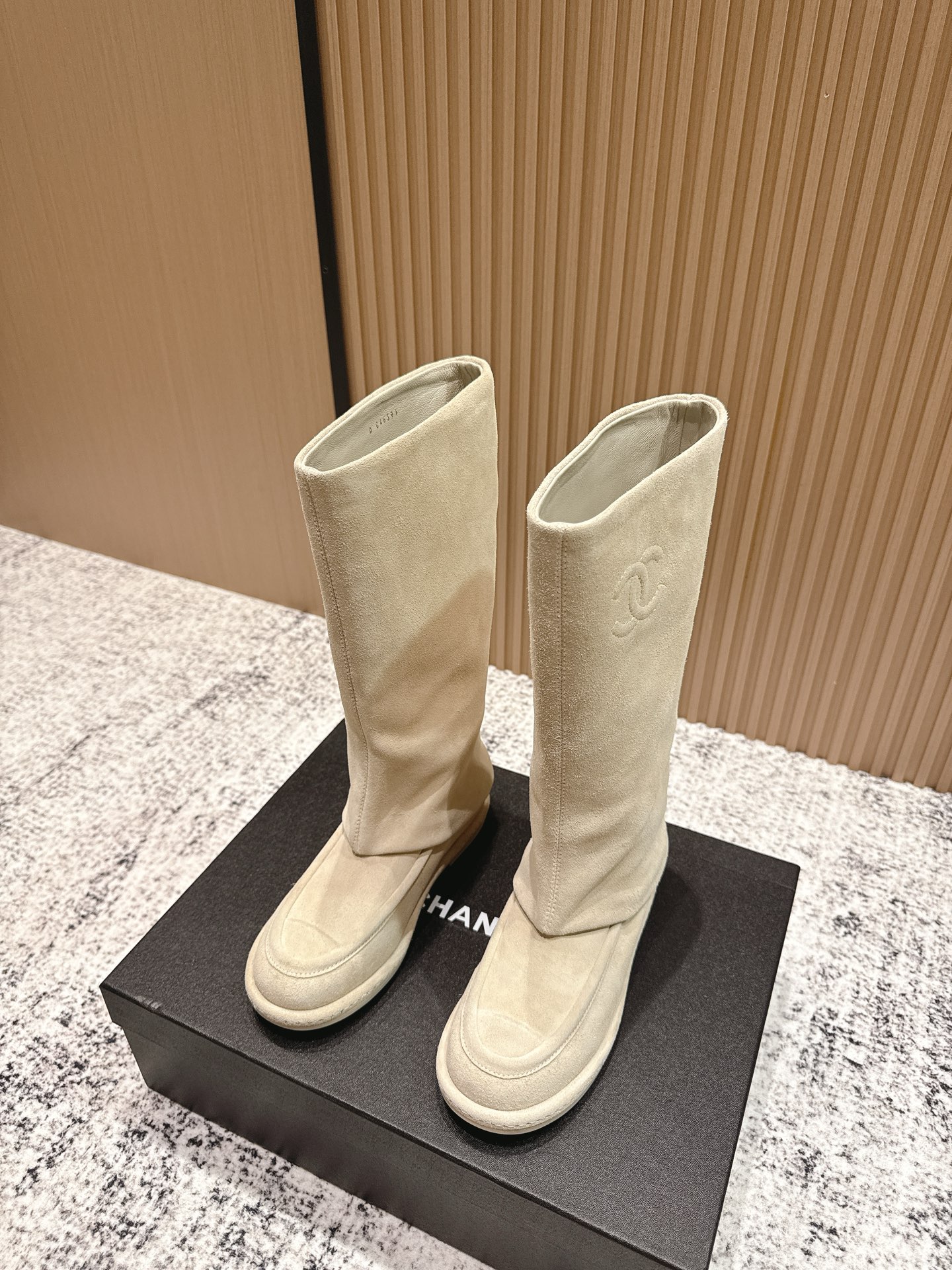 NO:467908,Purchase level CHANEL Chanel 25/ Autumn and Winter New Alphabet Knight Boots are really the representative of handsome and fashionable. The boots are decorated with Chanel letters, low-key and luxurious!   Simple, fashionable, personal and grand!  Natural and smooth beauty, a kind of beauty that stuns the time, and long legs should be displayed in winter~ Imported calfskin / suede with water dyed cowhide inside out sole: Italian leather outsole Heel height about 3cm Size#35-40 (40 custom made without return), boots, chanel, chanel, boots, cowhide, chamois leather, Leather soles19860909代购级 CHANEL香奈儿 25/ 秋冬新款字母骑士靴  真的是帅气时尚的代表 靴筒Chanel字母点缀 低调不失奢华！  简约时尚个性又大气！自然流畅的美感,有种惊艳了时光的美感,冬日也要展现大长腿～ 鞋面进口小牛皮 /麂皮 内里水染牛皮里  大底: 意大利真皮大底 跟高约3cm Size#35-40（40定制不退换）,靴子,chanel,chanel,boots,cowhide,chamois leather,Leather soles,Women's Shoes