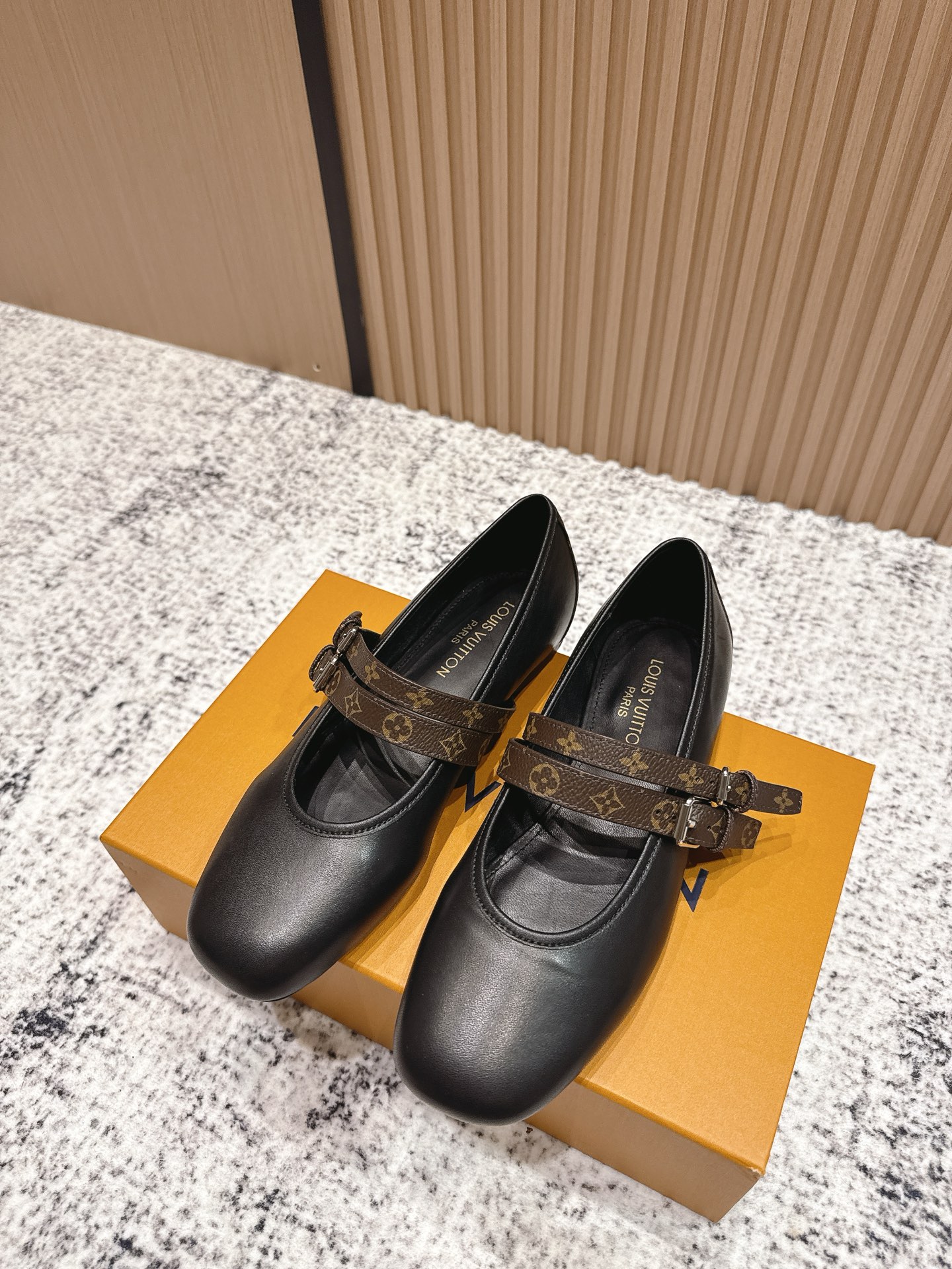 NO:467893,Top version L*V Donkey Brand 25WF new product old-fashioned mesh double-belt Mary Zhen shoes really hit my girlish heart at a glance!  This pair of LV shoes directly weld the elegance and girlishness to the feet!  The mesh is light and breathable, faintly reveals the skin texture, comes with a gentle filter, and the cowhide presbyopia part continues the brand recognition, retro, noble, wear-resistant, and fabric-resistant, and not easy to deform. The iconic double-band design firmly fixes the ankles, and the details are exquisite with metal buckles. Whether it is paired with a college-style pleated skirt, French floral skirt, or simple jeans, you can easily hold it. The legs are stretched out instantly when you put your feet on, and wear it on daily commuting, dates and shopping. It is both temperamental and eye-catching enough. A true 'versatile and noble artifact' allows you to walk on the trendy tip every step!  The fabric is made of original custom mesh/cowhide, the inner foot pads are all sheepskin imported from Italy. Size35-39 (customized by 40/41), ballet shoes, louis vuitton, louis vuitton, mary jane, skirts, jeans, cowhide, sheepskin, Leather soles19860909顶级版本 L*V驴牌25WF新品老花网纱双带玛丽珍鞋 真的是一眼就戳中了我的少女心！ 这双LV鞋直接把优雅与少女感焊在脚上！ 网纱轻盈透气 隐约透出肌肤质感 自带温柔滤镜 牛皮老花部分则延续品牌辨识度 复古又显贵耐磨耐造还不易变形. 标志性的双带设计牢牢固定脚踝 搭配金属扣点缀细节处尽显精致. 无论是搭配学院风百褶裙、法式碎花裙,还是简约牛仔裤都能轻松hold住. 上脚瞬间拉长腿部线条,日常通勤、约会逛街穿它 既显气质又足够吸睛 妥妥的“百搭显贵神器” 让你每一步都走在时髦尖上！ 面料采用原版定制网纱/牛皮 内里垫脚均为羊皮 意大利进口真皮大底 size35-39（40/41定制）,芭蕾舞鞋,louis vuitton,louis vuitton,mary jane,skirts,jeans,cowhide,sheepskin,Leather soles,Women's Shoes