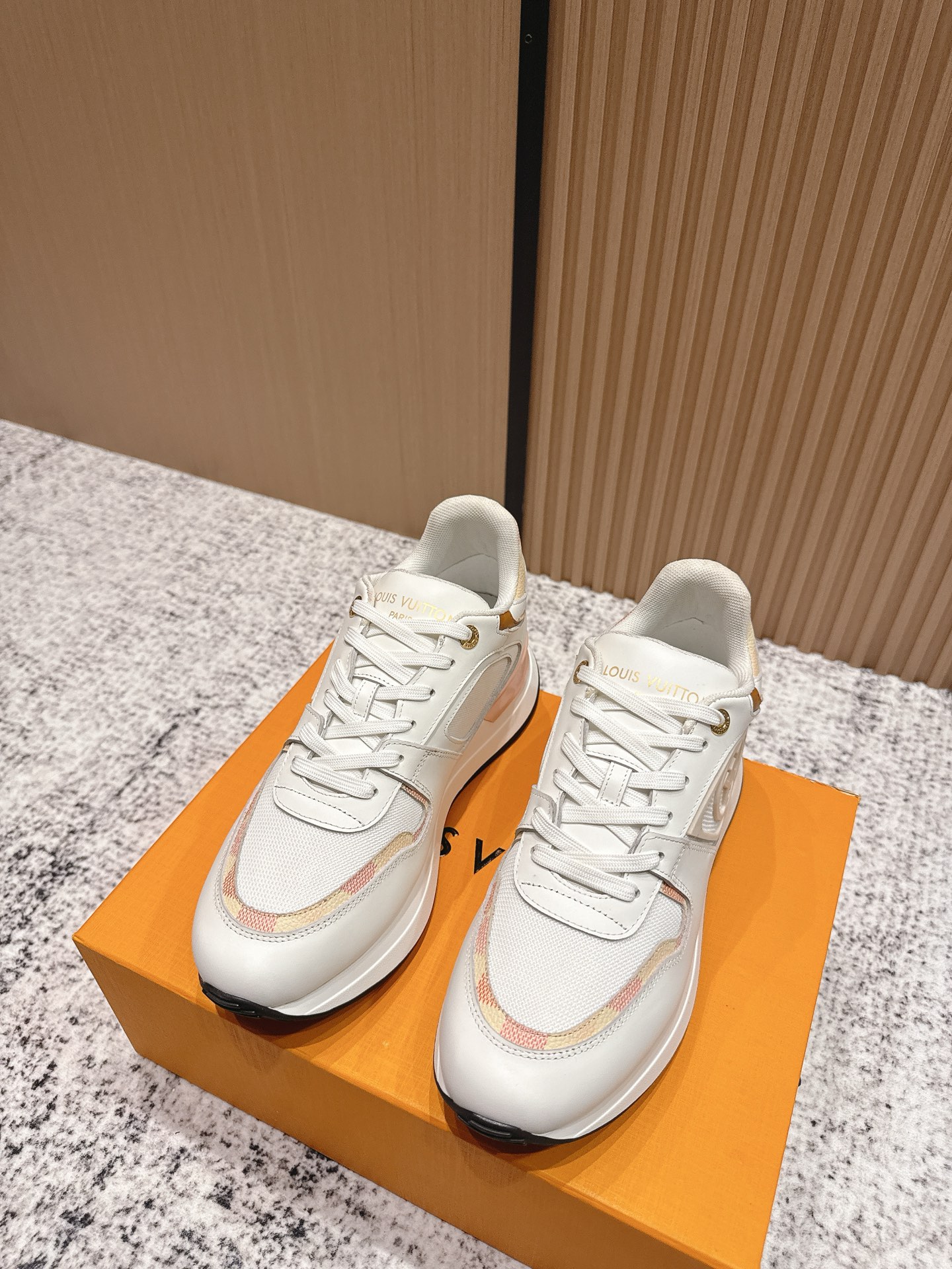 NO:478225,Top version of couples LV Louis Vuitton Ljiadou brand Latest Neo Run Away series denim denim casual sneakers original purchase and development Made this model Neo Run Away sneakers splicing Monogram denim and cowhide leather, echoing the seasonal leather goods series. Large LV Circle logo emboss the sides, inscription shoelace fixing clips and other details add exquisite charm. The wedge-shaped outsole and hidden insole cleverly increase visual height. The delivery counter is exquisitely packaged Fabric: Original custom imported head layer cowhide Inner: Custom imported breathable net Sole: Original mold opening ultra-light foam + TPU material Sole 5CM Size: 35-44, casual shoes/sports shoes, louis  vuitton, louis vuitton, louis vuitton, louis vuitton, sneakers, cowhide19860909顶级版本情侣款 LV路易威登L家驴牌 最新Neo Run Away系列 丹宁 牛仔布 休闲 运动鞋 原版购入开发 做货 本款 Neo Run Away 运动鞋拼接 Monogram 丹宁布和牛皮革,与当季皮具系列遥相呼应.大号 LV Circle 标识点缀侧面,铭纹鞋带固定夹等细节设计增添考究韵味.楔形外底及隐藏式鞋垫巧妙增加视觉高度 配送专柜精美包装 面料 : 原版定制进口头层牛皮 内里 : 定制进口透气网里 鞋底 : 原版开模超轻发泡+TPU材质 底厚 5CM Size : 35-44,休闲鞋/运动鞋,louis vuitton,louis vuitton,louis vuitton,louis vuitton,sneakers,cowhide,Women's Shoes