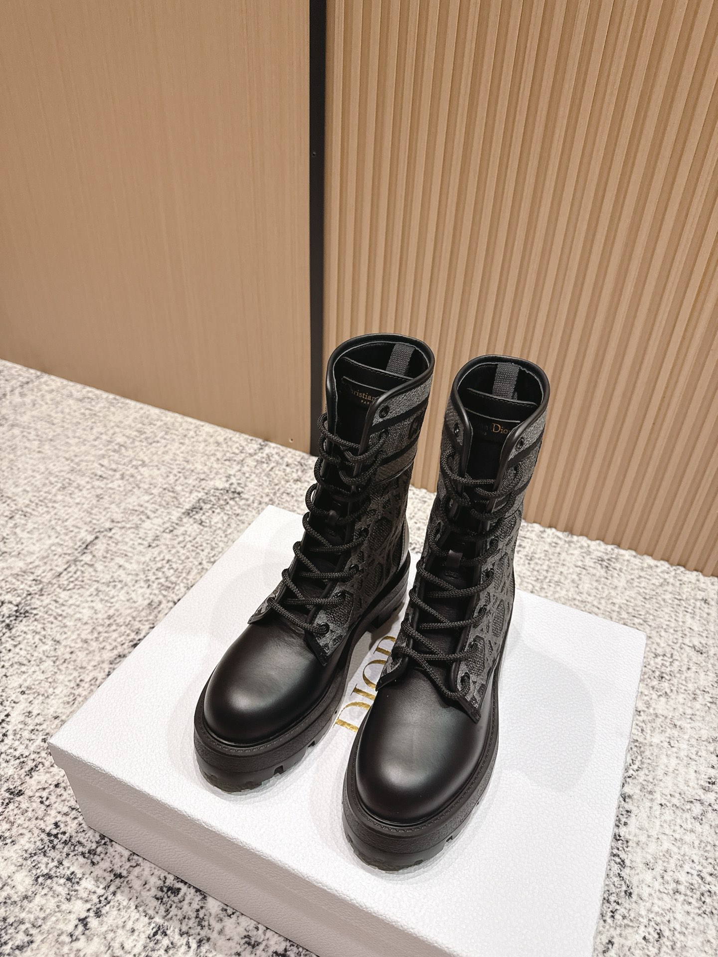 NO:469245,(with the official airplane box) Dior 25s autumn and winter new D-Mor ankle boots, embroidery, lace-up, Martin boots, short boots, handsome and unique design elements to create a striking appearance!  Made of black tech fabric and cowhide leather, it can be easily put on and off. Take inspiration from Book Tote handbags, with the top decorated with a two-color 'Cistian' logo. Adjustable nylon straps with '' logo and corrugated rubber sole form a base with a striking outline. The boots are decorated with 'Cistian' logo. The ankle is surrounded by a tech fabric strap and paired with brass rings. The notch rubber sole is decorated with Cistian's lucky star symbol. The upper is made of original imported calfskin spliced ​​tweed. The inner foot padded sheepskin heel height 4.5cm. The sole is original customized EVA rubber outsole. Size 35-39 (40.41.42. Customized for return and exchange), boots, dior, dior, boots, cowhide, sheepskin19860909（配官网飞机盒） Dior 迪奥 25s秋冬新款 D-Mor及踝靴 刺绣 系带 马丁靴 短靴 帅气采用别具一格的设计元素打造醒目的外观！采用黑色科技面料和牛皮革打造,可轻松穿脱.从 Book Tote 手袋汲取灵感,顶部饰以双色“Cistian ”标志. 带有“'标志的可调节尼龙带和波纹橡胶鞋底构成醒目轮廓的基 靴筒饰有“Cistian ”标志 踝部以科技面料饰带环绕,搭配黄铜饰环 凹口橡胶鞋底饰以 Cistian 的幸运星符号 鞋面采用原版进口小牛皮拼接粗花呢 内里垫脚羊皮 跟高4.5cm 鞋底原版定制EVA橡胶大底 码数35-39（40.41.42定做不退换）,靴子,dior,dior,boots,cowhide,sheepskin,Women's Shoes