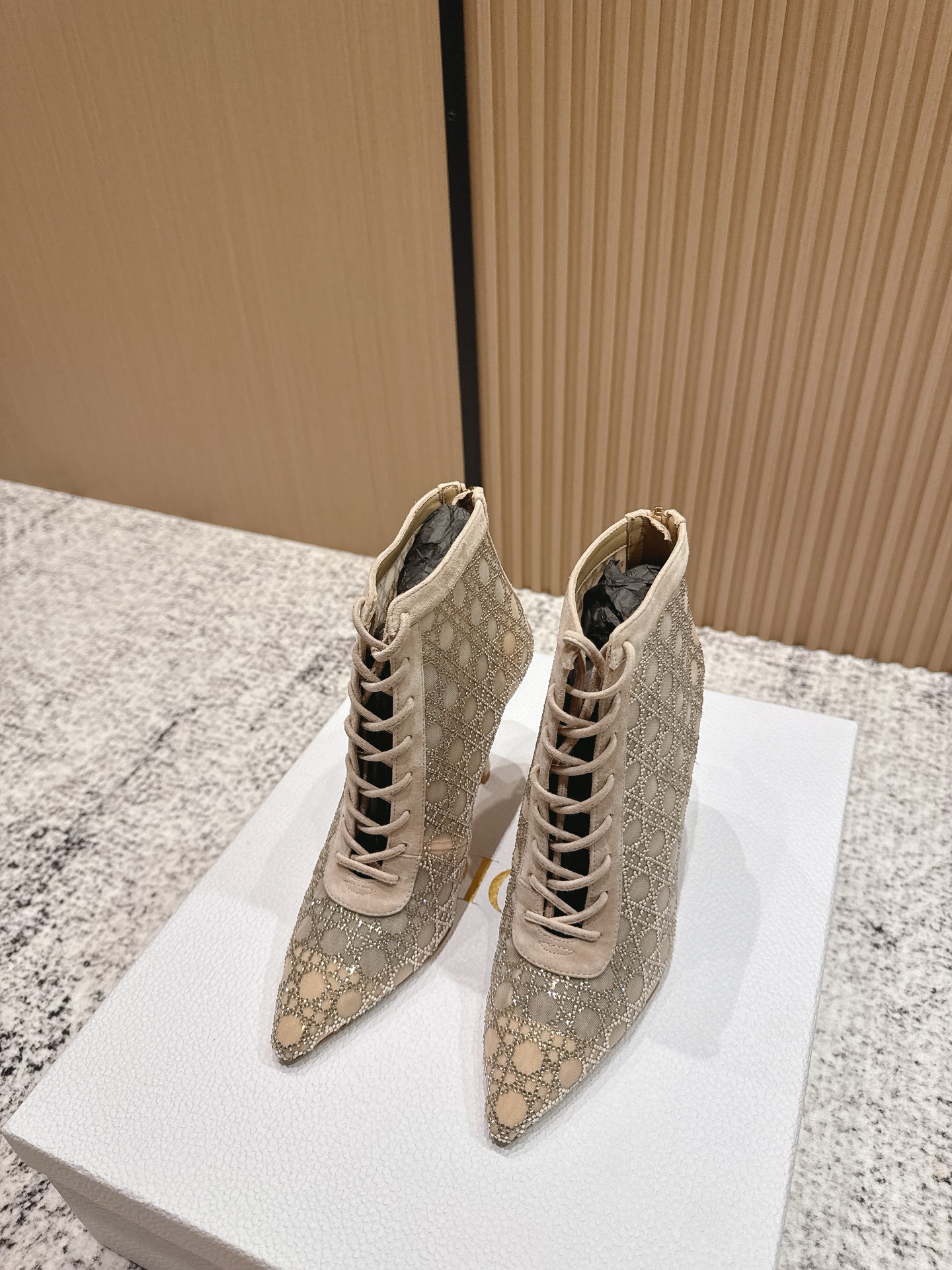 NO:469250,Top version: Dior 25ss autumn and winter new style full diamond mesh Tribales series rear zipper high heels boots summer wearable nude boots!  This series of high heels has a superb design!  The classic pointed-toe shoe shape is elegant and long legs. The upper mesh is matched with exquisite jacquard patterns and is decorated with shining rhinestones, which is gorgeous and high-end. The heel height is just right and you can walk steadily. The material is high-quality and the workmanship is fine. From the details to the overall, the quality is impeccable, and it is easy to adapt to various high-end or casual occasions!  The upper is made of original imported Australian diamonds/mesh splicing imported suede, inner foot pad water dyed sheepskin heel height 10cm sole original customized Italian leather outsole size 35-39 (40.41.42 custom made without return), boots, balenciaga, dior, dior, boots, high heels, sheepskin, chamois leather, Leather soles19860909顶级版本: Dior 迪奥 25ss秋冬新款 满钻 网纱Tribales系列 后拉链 高跟 短靴 夏天可穿的裸靴短靴！ 这系列高跟鞋,设计超绝！经典的尖头鞋型,优雅又显腿长.鞋面网纱搭配精致的提花图案,还缀满闪耀水钻,华丽又高级. 鞋跟高度恰到好处,走路稳.材质优质,做工精细,从细节到整体,质量无可挑剔,轻松适配各种高档或休闲场合！ 鞋面采用原版进口澳钻/网纱拼接进口麂皮 内里垫脚水染羊皮 跟高10cm 鞋底原版定制意大利真皮大底 码数35-39（40.41.42定做不退换）,靴子,balenciaga,dior,dior,boots,high heels,sheepskin,chamois leather,Leather soles,Women's Shoes