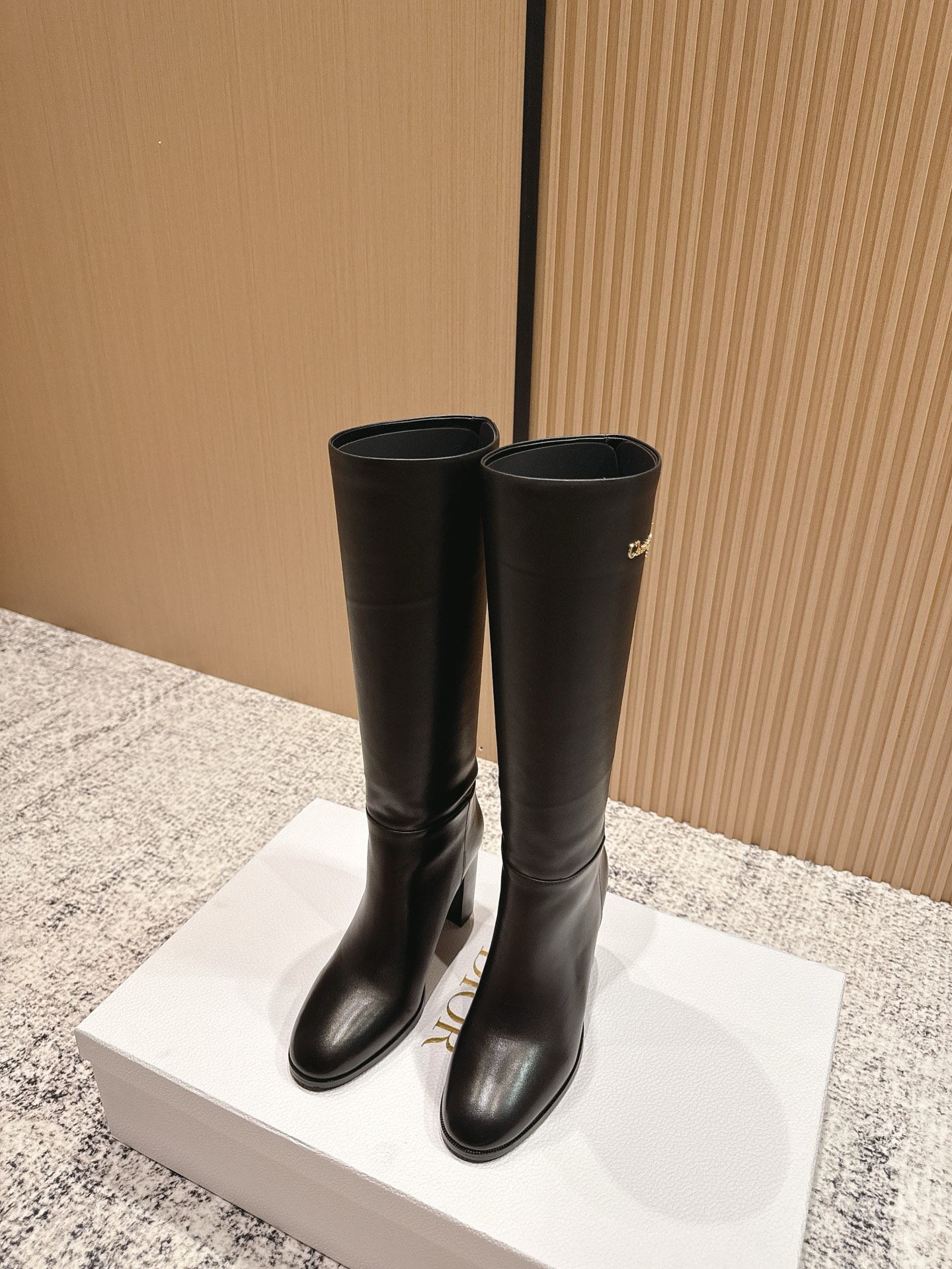 NO:469255,(with the official airplane box) Dior 25ss autumn and winter new style, retro, thick heel, knight boots, long boots, round toe shoes, versatile, thin feet, yyds. The shape is three-dimensional and full. A very retro style, simple design style is very novel, perfect details, and atmospheric and versatile!  Gold hardware logo decorates the side of the boots!  It's even more icing on the cake!  Simple, gentle, elegant, generous, fashionable and exquisite outfit!  The upper is made of original imported mixed-bred sheepskin, inner foot pad, water-dyed beef lining, heel height 8.5cm, original custom Italian leather outsole, size 35-41 (40.41.42, no return or exchange), boots, dior, dior, boots, sheepskin, Leather soles19860909（配官网飞机盒） Dior 迪奥 25ss秋冬新款 复古 粗跟 骑士靴 长靴 圆头鞋型百搭瘦脚yyds.造型立体饱满.一款非常复古风、简易设计风格非常新颖 细节完美 大气百搭！ 金色五金logo装饰靴筒侧面！更是锦上添花！简约 温柔 优雅 大方,时尚的精致穿搭！ 鞋面采用原版进口混种羊皮 内里垫脚水染牛里 跟高8.5cm 鞋底原版定制意大利真皮大底 码数35-41（40.41.42定不退换）,靴子,dior,dior,boots,sheepskin,Leather soles,Women's Shoes