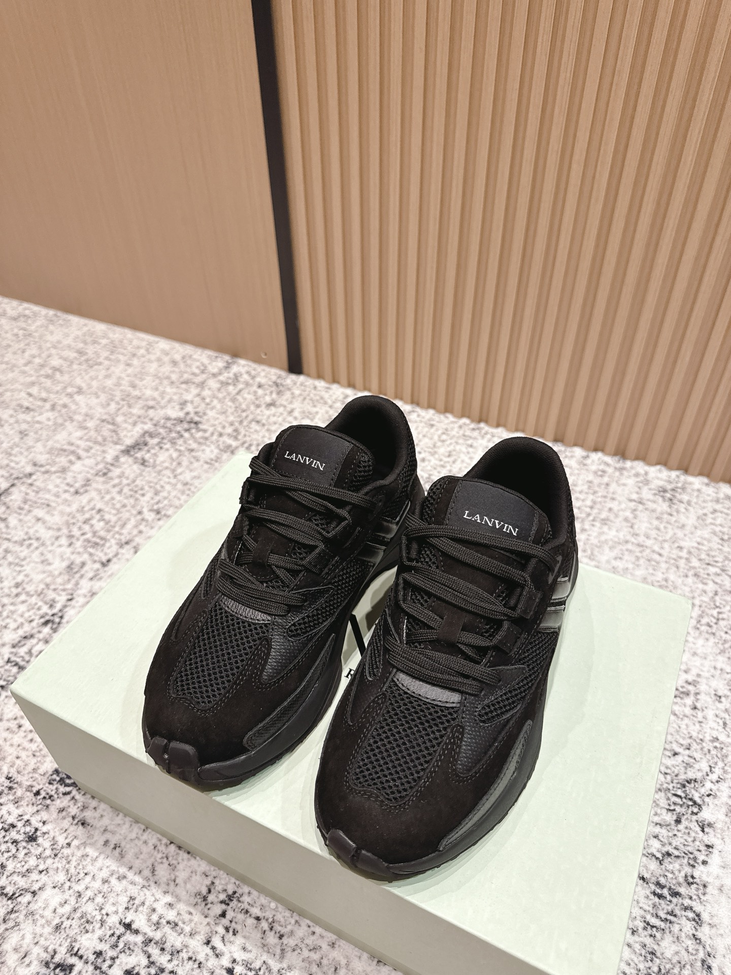 NO:478273,Top version: Lanvin Langfan Latest Jla series Couple style Mesh Thick Sole Casual Sports Shoes Running Shoes Original Purchase and Development Made Products This men and women's sneakers are light and comfortable, and the mesh design makes the upper lighter. Don't be afraid of stuffy feet, and the shoes look fashionable with skirts and trousers. The upper is decorated with LANVIN classic J logo. The curved lines pay tribute to the circular elements of the LANVIN logo, showing the brand's ingenuity. This shoe combines sports, fashion and craftsmanship. The original custom mesh + cowhide inner original imported breathable mesh. The sole is exclusively opened and foamed + TPU material. Sole is 4CM thick. Size: Women's 35-41 / Men's 39-45, casual shoes/sports, sneakers, skirts, cowhide19860909顶级版本: Lanvin浪凡 最新Jla系列 情侣款 网面 厚底 休闲 运动鞋 跑鞋 原版购入开发 做货 这款男女同款运动鞋轻便舒适,网片设计让鞋面更轻盈.不怕脚闷,鞋子搭配裙装裤装都显时尚. 鞋面饰以LANVIN经典J 标志 弯曲线条致敬LANVIN标志的圆形元素,展现品牌匠心. 这款鞋履集运动、时尚、工艺于一身 面料原版定制网面+牛皮 内里原版进口透气网里 鞋底独家开模发泡+TPU材质 底厚4CM Size:女款35-41 / 男款39-45,休闲鞋/运动鞋,sneakers,skirts,cowhide,Women's Shoes