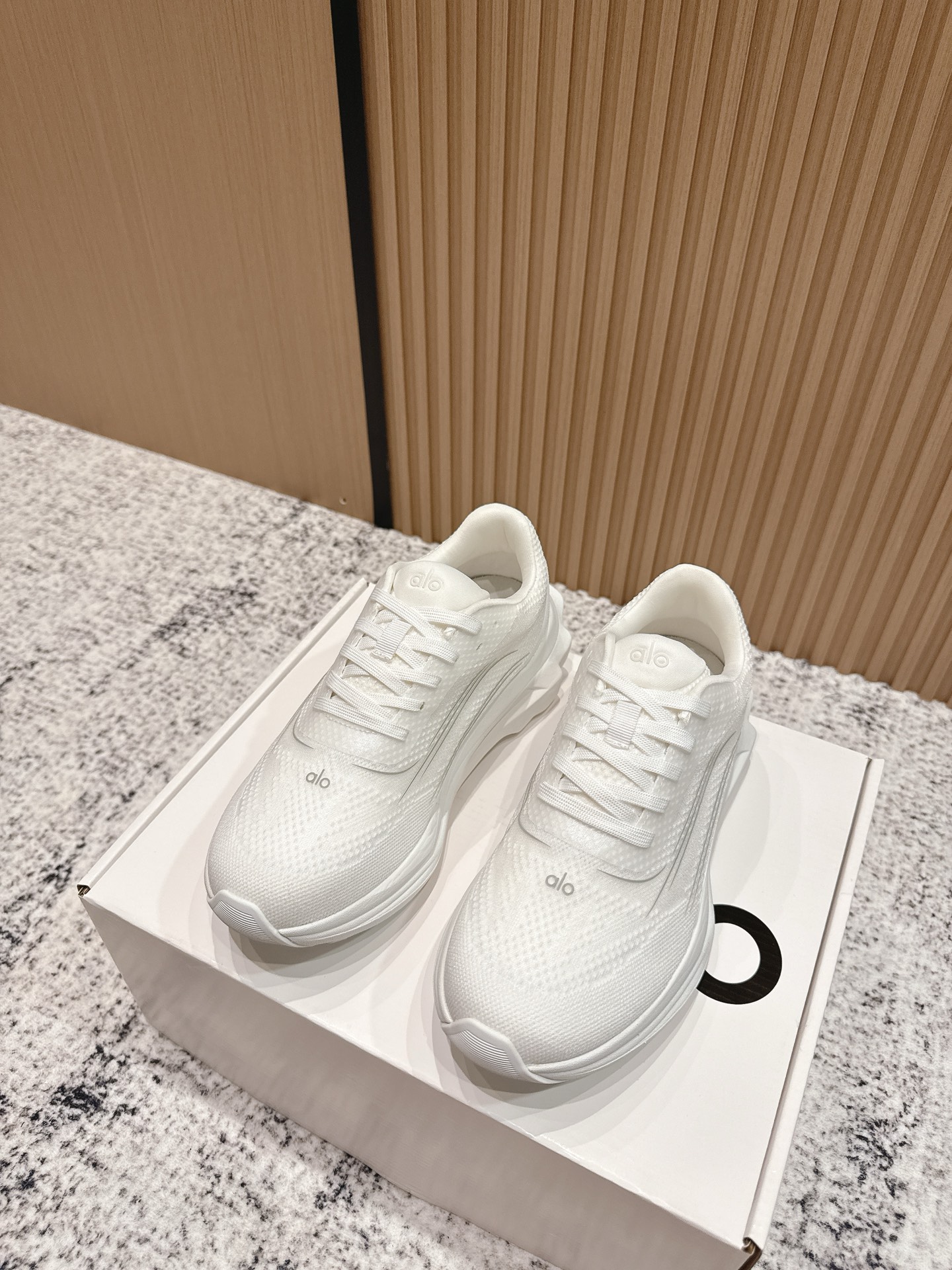 NO:478267,Top version: alo25s spring and summer new style, thick sole comfortable couple style, casual sports running yoga shoes alo understands girls better than Nike!  Super versatile!  And super comfortable!  It's a thick bottom but it's not heavy at all on the feet!  Very lightweight!  It looks better when putting on socks!  And it is recommended by celebrities. It is a model that increases your legs and makes your legs look thinner!  Super suitable for us small girls~ the shoes are also a classic color-blocking and contrasting design with the delicate leather texture on the upper!  !  Material original mold opening process mesh surface, outsole IP foam ultra-clear material rubber non-slip Size#women 35-40 (women 40 custom-made no return or exchange) #men 39-45 (men 45 custom-made no return or exchange), casual shoes/sports shoes, sneakers19860909顶级版本: alo25s 春夏新款 厚底舒适 情侣款 休闲 运动跑步瑜伽鞋 alo比耐克更懂女生！上脚超级百搭！而且超级舒适！是厚底款但是上脚一点都不沉重！ 非常轻便！套上袜套搭配更好看！而且还是明星同款推荐～上脚增高显腿细！ 超级适合我们小个子女生～鞋子整体也是经典的拼色撞色设计搭配鞋面细腻的真皮纹路肌理感！！ 材质原版开模工艺网面 大底IP发泡超清料底片橡胶防滑 Size#女35-40（女40订做不退换） #男39-45（男45订做不退换）,休闲鞋/运动鞋,sneakers,Women's Shoes