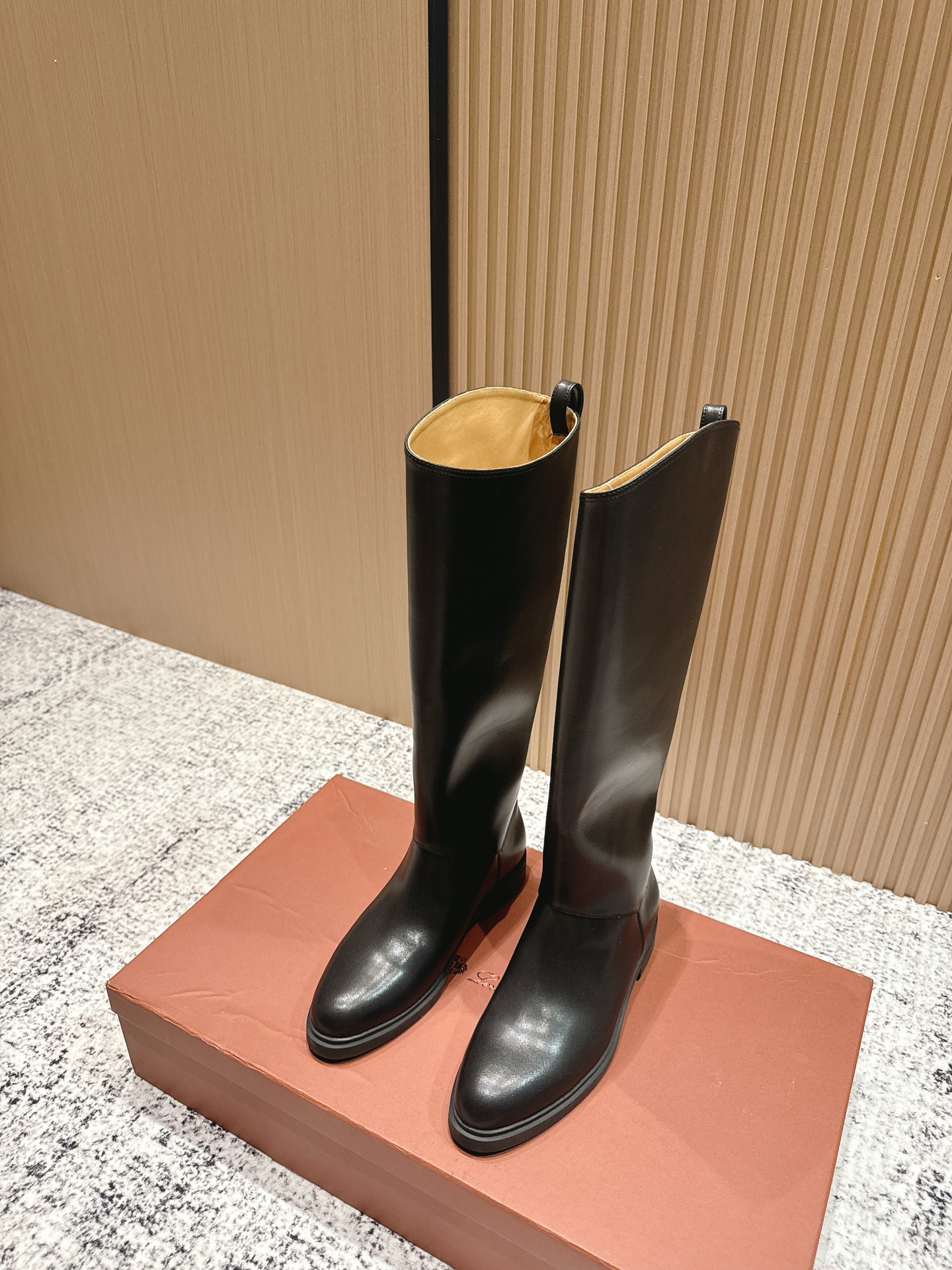 NO:469263,Top version: # Nouo Pianya The top Italian luxury brand, started with cashmere. From Italy, it pursues quality and handicrafts, integrating innovative technology with traditional Italian style. This brand has always been low-key, but it is also awesome in luxury goods. The impeccable quality and luxurious material are the pride of the Loro Piana brand. This calf leather leather boot is just one, which is impressive. When you have bought its shoes, many brands of shoes don’t want to wear them anymore. This is the evaluation of people who have worn this shoe. They will not be tired or scratch their feet for a day. This is the demanding requirements for the material, which will give such a beautiful feeling. The imported calf leather with soft and textured fabric, inner sheepskin, lightweight and non-slip rubber sole  35/36/37/38/39/40 Customized, boots, loro piano, boots, cowhide, sheepskin19860909顶级版本:  # 诺悠翩雅  意大利顶级奢侈品牌,以羊绒起家, 来自意大利的它追求质量和手工,融创新技术与意大利传统风格为一体.这个牌子一直很低调,但是在奢侈品里也是很牛逼的 无可挑剔的品质和奢华的材质是Loro Piana品牌的骄傲,而这款小牛皮面革靴子恰好集两者于一身,令人印象深刻～当你买过它家的鞋子后,很多牌子的鞋子都不想穿了,这是穿过这款鞋的人对其的评价,穿一天不会累脚也不会磨脚,这就是对材质的要求苛刻,才会有这般美好的感觉. 面料柔软有质感的进口小牛皮 内里羊皮 大底轻质防滑橡胶大底 码数35/36/37/38/39/40定做,靴子,loro piana,boots,cowhide,sheepskin,Women's Shoes