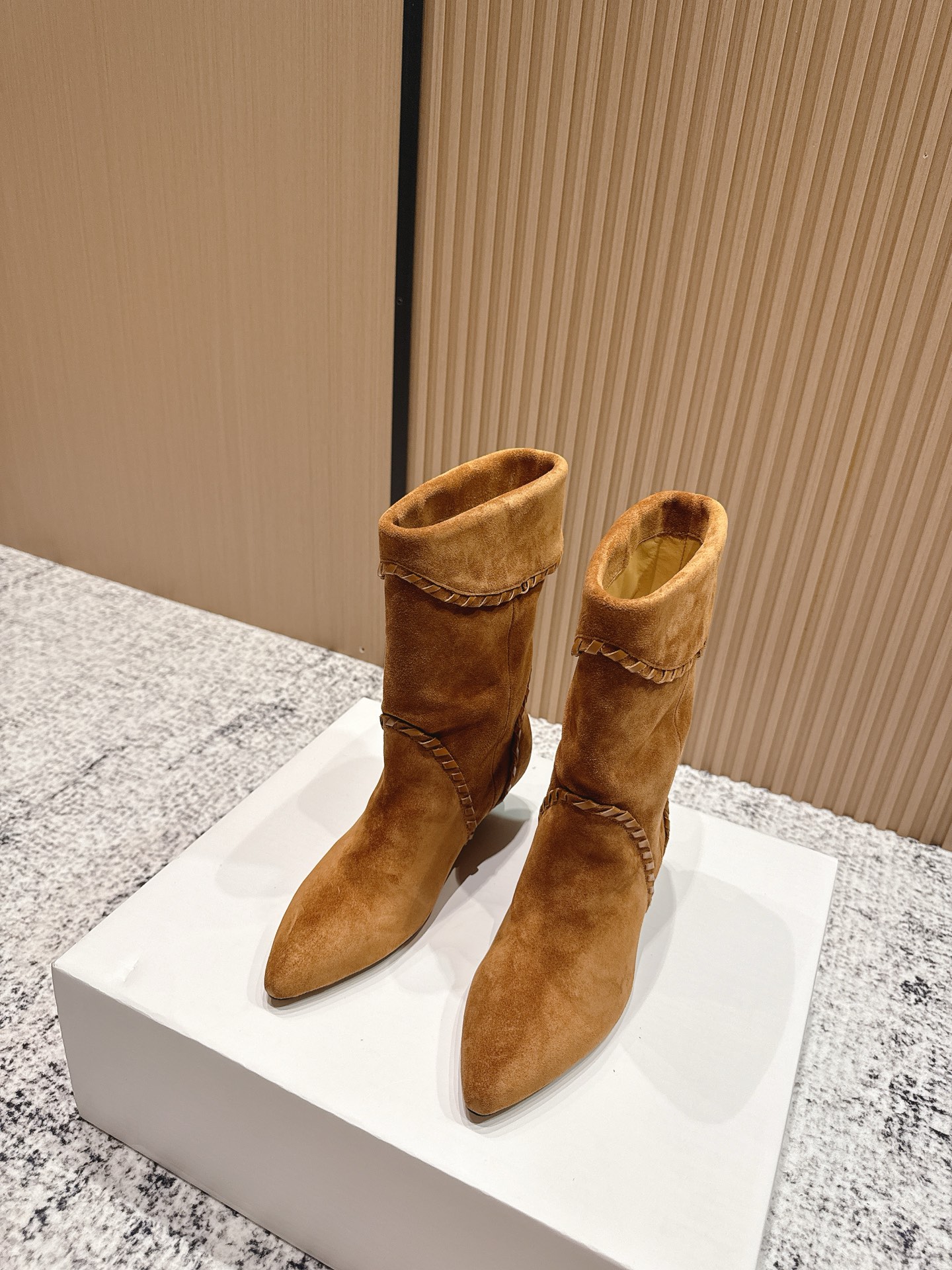 NO:469270,Top version Unfolio brand new autumn and winter pile boots fashionable retro boots stacked and knee-length boots ankle boots Sienna stacked ankle boots, black selected calfskin, smooth and smooth leather, natural and smooth texture, firm and shiny, presenting a low-key and elegant texture; the reverse-haired cowhide style has a lazy and casual temperament, and the suede feels soft and gentle as it is worn, showing a loose and comfortable style. The inner part is made of high elastic fabric material, which is not stuffy in spring and summer, and the autumn and winter wrapping feels full, both warm and comfortable and skin-friendly. A 3cm invisible inner height-enhancing design is added, which not only modifies the leg lines, but also avoids the bulkiness of ordinary height-enhancing shoes, so you won’t be tired after wearing it for a long time.  The sole is made of ultra-soft rubber, with excellent flexibility, can bend flexibly with the pace, and has reliable anti-slip properties, making every step stable and comfortable. The upper is made of original imported cowhide/beef reverse velvet, inner foot pad sheepskin/Lycra, sole open mold rubber sole, inner height 3cm Size: 35-39 (40.41 custom made without return), boots, boots, cowhide, sheepskin19860909顶级版本 Unfolio 小众品牌秋冬新款堆堆靴时髦复古长靴堆叠感及膝靴踝靴 Sienna 堆叠感踝靴,黑色甄选小牛皮,皮质光滑细腻,纹理自然流畅,触感紧实且富有光泽,呈现低调优雅的质感;反毛牛皮款则自带慵懒随性气质,绒面触感柔和温润,随穿着愈发贴合足部,尽显松弛自在的风格. 内里均采用高弹织物材质,春夏季节穿着不闷脚,秋冬包裹感拉满,兼具保暖性与舒适亲肤性.特别加入3cm 隐形内增高设计,增高不突兀,既修饰腿部线条,又避免普通增高鞋的笨重感,久穿不累. 鞋底选用超软橡胶材质,柔韧度优异,能随步伐灵活弯曲,同时具备可靠的抗滑性能,让每一步都稳健舒适. 鞋面采用原版进口牛皮/牛反绒,内里垫脚羊皮/莱卡,鞋底开模橡胶大底 内增高3cm Size:35-39（40.41定做不退换）,靴子,boots,cowhide,sheepskin,Women's Shoes