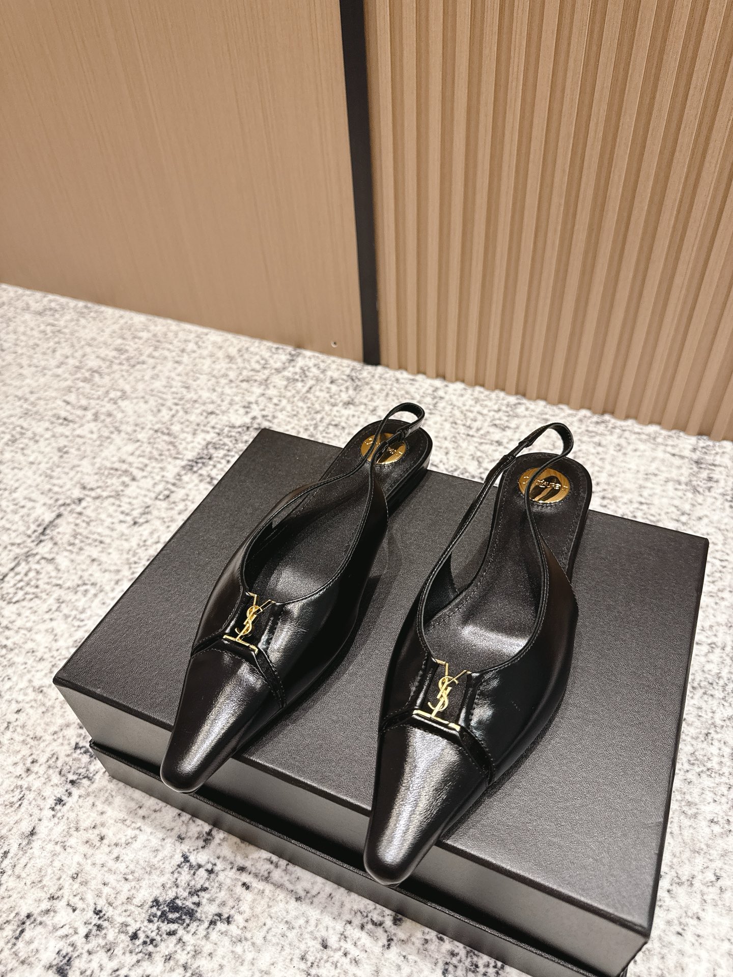 NO:478255,Top version Saint Laurent new flat-sole square-toe fashion shoes. Various small skirts are matched and they are not picky at all. The Ysl logo is very beautiful!   The illusion appears under the light. It is so beautiful that it looks too white and makes people look over the head!   Unleash infinite elegance and explore more selected new products!  Fabric satin/paper leather outsole size 35-42 (customized by 40, 41), sandals, saint laurent, saint laurent, saint laurent, saint laurent, sandals, skirts, silk fabric, Leather soles19860909顶级版本 Saint Laurent 圣罗兰新款平底小方头时装鞋 各种小裙子搭配起来 完全不挑脚型哦 Ysl Logo跟特别好看！  在光线的照耀下呈现幻彩 真的美的过分 上脚显白的让人上头！  释放无限优雅魅力 探索更多臻选新品！ 面料绸缎/漆皮 大底真皮大底 码数35-42（40、41定制）,凉鞋,saint laurent,saint laurent,saint laurent,sandals,skirts,silk fabric,Leather soles,Women's Shoes