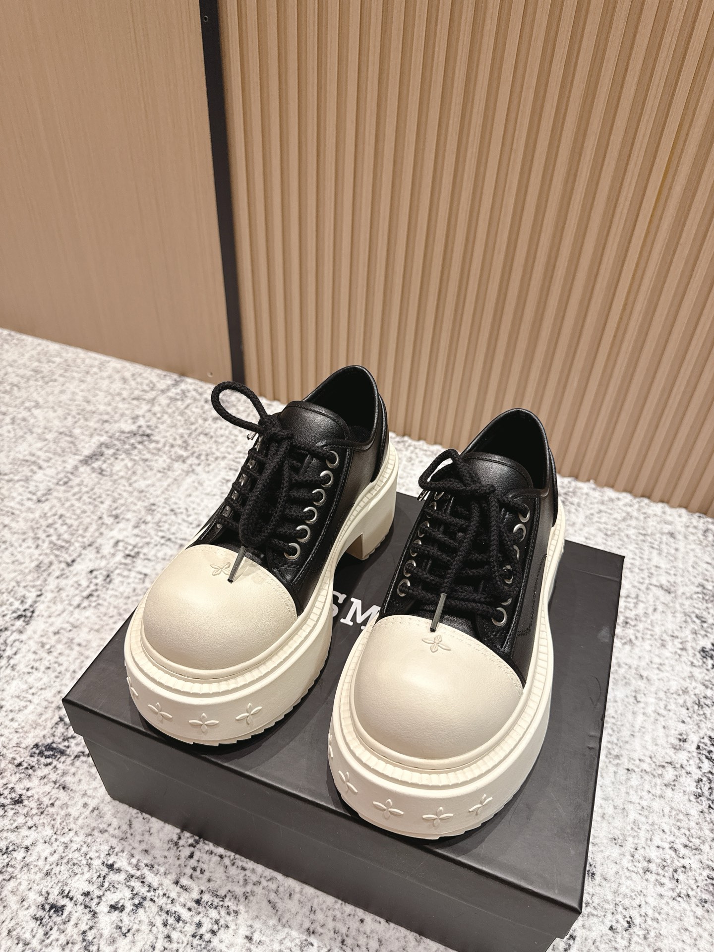 NO:478231,Top version: SMFK latest lace-up thick-soled casual shoes. Very simple and casually matched. Original toe-toe with hardware logo, upper imported cowhide/high mercerized beef reverse velvet Original molded fabric, inner dyed sheepskin, customized rubber non-slip sole, heel height 6cm Size#35-40 (40 custom made without return or exchange), casual shoes/sports shoes, sneakers, cowhide, sheepskin19860909顶级版本: SMFK 最新系带厚底休闲鞋 极简随意搭配都很可 ,原版鞋头搭配五金logo, 鞋面 进口牛皮/高丝光牛反绒 原版开模布料 内里透染羊皮,定制橡胶防滑大底 跟高6cm Size#35-40（40定做不退换）,休闲鞋/运动鞋,sneakers,cowhide,sheepskin,Women's Shoes