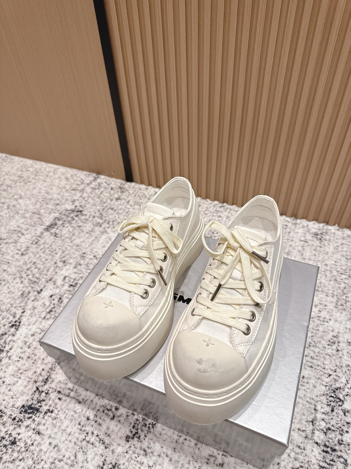 NO:478239,Top version: / Spring and summer new style cross flower, big toe thick sole, derby shoes, versatile minimalist style, new work inherits many popular elements of the brand, and is bound to be very popular - canvas casual shoes, super cool, dark and versatile style, made of high-density breathable canvas, equipped with moderately comfortable thick sole, details also ensure that they are safe and easy to move. Original imported cowhide leather, inner foot pad imported sheepskin, sole thick 5CM, original open molded cross flower molded rubber sole Size: 35-40 (40 custom made without return or exchange), casual shoes/sports shoes, sneakers, cowhide, sheepskin19860909顶级版本:  / 春夏新款 十字花 大头厚底 德比鞋 百搭的极简风国潮,新作继承了诸多品牌制胜的流行元素,势必大热—帆布休闲鞋 超级酷 黑暗百搭 风 采用高密度透气帆布而成,配有高度适中的舒适厚底,细节还确保穿着稳妥不易移位 面料原版进口牛皮 内里垫脚进口羊皮 底厚5CM 鞋底原版开模十字花成型橡胶大底 Size:35-40（40定做不退换）,休闲鞋/运动鞋,sneakers,cowhide,sheepskin,Women's Shoes