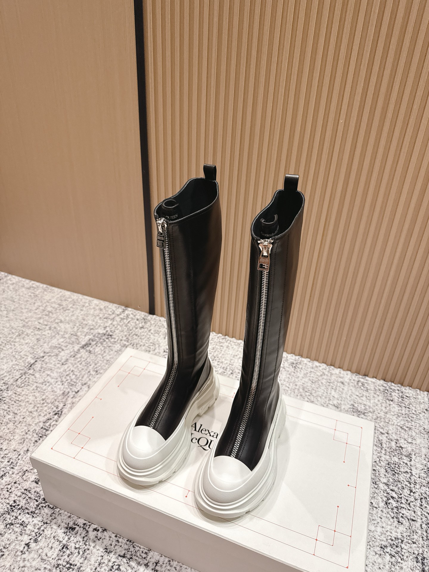 NO:469278,Top version: McQueen Classic Thick-Soled Martin Boots Upgrade!  upgrade!  Keep upgrading every year!  Absolutely [Top Quality of Big Factory] Yang Mi Guli Nazha, the same favorite of many celebrities!   About 4.5cm of sponge cake base!  Increase your height without tiring your feet. Shopping artifact. It is so stylish when you put your feet on!  Super slim!  Pure imported beaded cowhide leather fabric, with a warm color and texture!  It is definitely not comparable to ordinary domestic leather. The inner part of water-dyed cowhide is very flexible!  Leather edge strip original mold-opening anti-slip TPU large sole, super light and comfortable!  Size35-39 (40 custom made without return), boots, alexander mcqueen, boots, cowhide19860909顶级版本:  麦昆经典厚底马丁靴 升级！升级！一直年年再升级！绝对【大厂顶级品质】杨幂 古力娜扎 众多明星同款最爱！  4.5cm左右松糕底！增高不累脚 逛街神器 上脚超有风范！超显瘦！ 纯进口开边珠牛皮面料 ,色泽温润质感！绝不是普通国产皮所能比拟 水染牛皮内里 柔韧性十足！ 真皮沿条 原版开模防滑TPU大底,超轻超级舒适！ Size35-39（40定做不退换）,靴子,alexander mcqueen,boots,cowhide,Women's Shoes