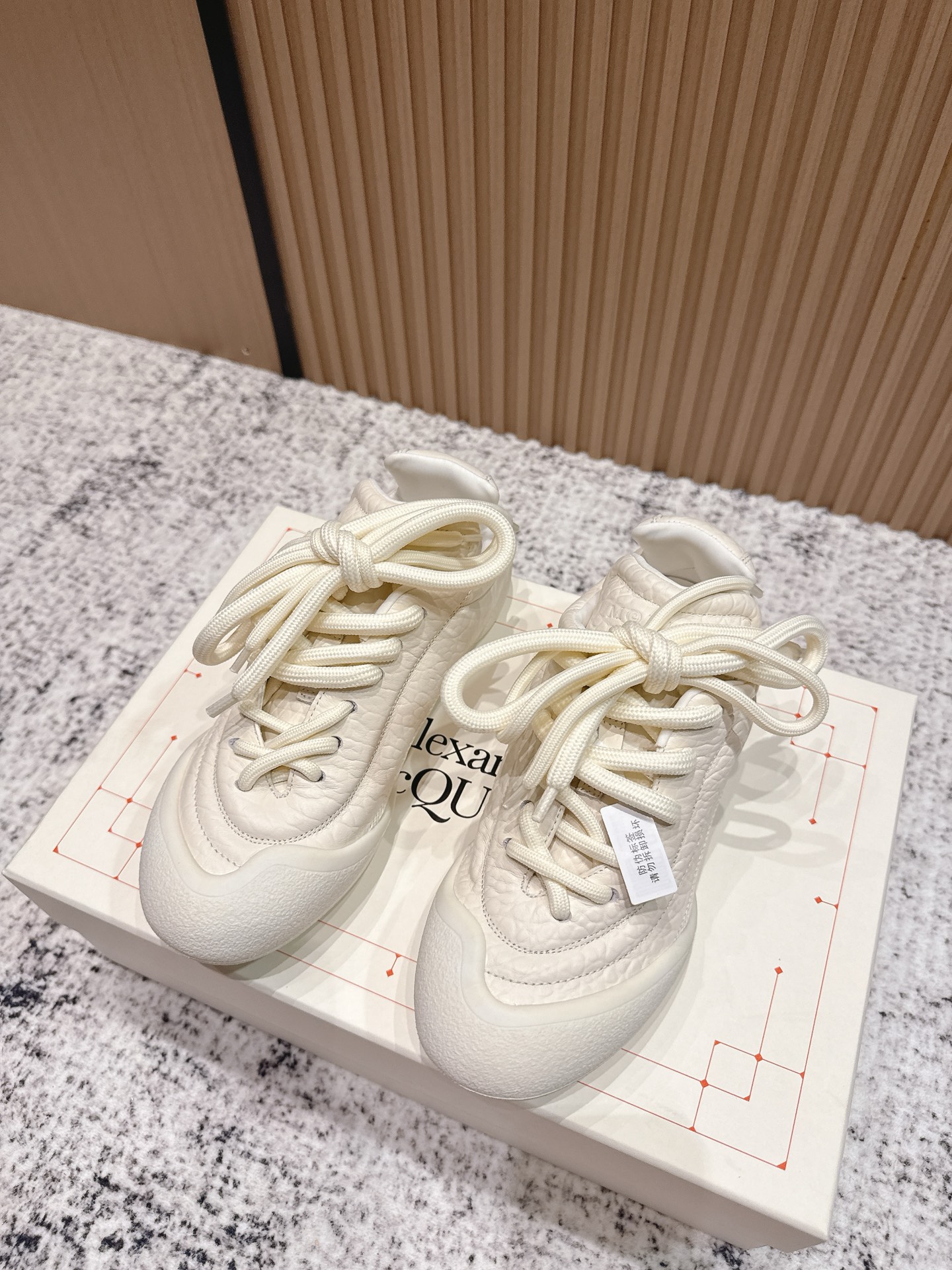 NO:478223,Top version of women's men's model ALEXANDER MCQUEEN / Alexander McQueen Latest Flexion series Couple style retro casual sneakers Original purchase and development Made this Flexion Off white tone grained leather low-top sneakers, with different sizes of shoelaces, paired with light segmented soles inspired by anatomy. Heel embossed inverted skull pattern Delivery counter exquisite packaging Fabric: Original custom imported top layer cowhide Inner: Custom imported breathable mesh Sole: Original open mold-proof TPU material Thick bottom 2CM Size: Women's model 35-40 / Men's model 39-45, casual shoes/sneakers, alexander mcqueen, off white, sneakers, cowhide19860909顶级版本女款男款 ALEXANDER MCQUEEN/亚历山大·麦昆 最新 Flexion系列 情侣款 复古 休闲 运动鞋  原版购入开发 做货 这款Flexion Off white色调粒面皮革低帮运动鞋,采用不同尺寸的鞋带,搭配灵感源自解剖学的轻盈分段鞋底.鞋后跟压印反转骷髅图案 配送专柜精美包装 面料 : 原版定制进口头层牛皮 内里 : 定制进口透气网里 鞋底 : 原版开模防滑TPU材质 底厚 2CM Size : 女款35-40 / 男款39-45,休闲鞋/运动鞋,alexander mcqueen,off white,sneakers,cowhide,Women's Shoes