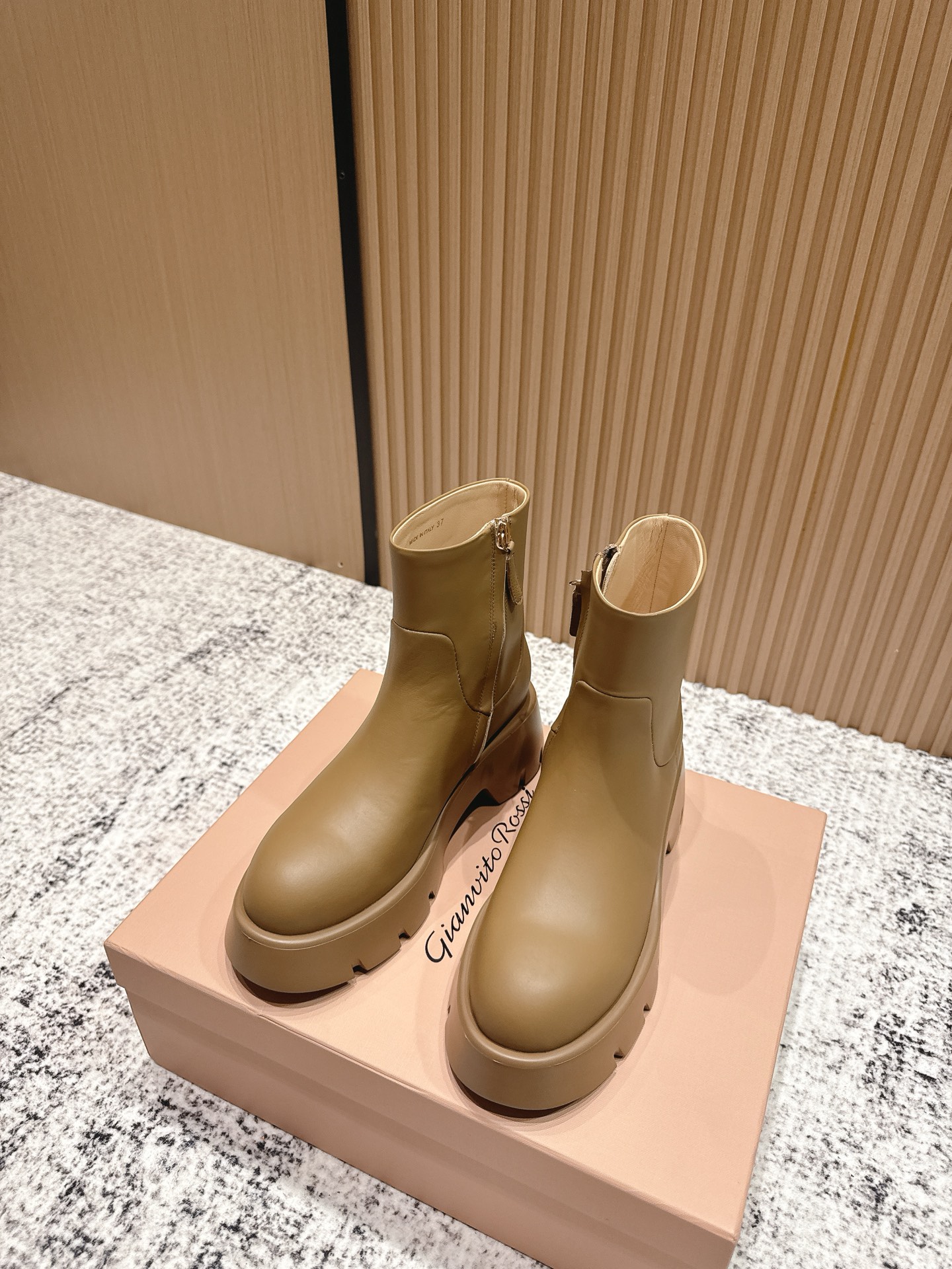 NO:478215,Top version: Gianvito Rossi, a sponge cake thick heel round toe and thick sole Chelsea boots, selected calfskin uppers, which not only present an elegant texture, but also softly fit your feet and enhance the wearing experience. The inner part is made of sheepskin material, giving you a soft experience like fluffy clouds, and you can maintain comfort and warmth even if you wear it for a long time!  The sole design uses a fashionable thick sole, perfect height-enhancing effect, easily modifying the leg proportions, making the body more slender and charming, and also highlights a unique personality and vitality!  Stroll through the clouds and increase your heights!  Size 35/36/37/38/39/40 (40 non-return and exchange), boots, boots, cowhide, sheepskin19860909顶级版本: 莞产 Gianvito Rossi 吉安维托·罗西 松糕粗跟圆头厚底切尔西靴 甄选优小牛皮鞋面,不仅呈现典雅的质感,同时柔软贴合您的双足,提升穿着体验.内里采用羊皮材质,赋予您如蓬松云朵般的柔软体验,即使长时间穿着也能保持舒适与温暖！ 鞋底设计采用了时尚厚底,完美增高效果,轻松修饰腿部比例,使身形更加修长迷人 还彰显了独特的个性与活力！漫步云端,增高非凡！ 尺码35/36/37/38/39/40（40不退换）,靴子,boots,cowhide,sheepskin,Women's Shoes