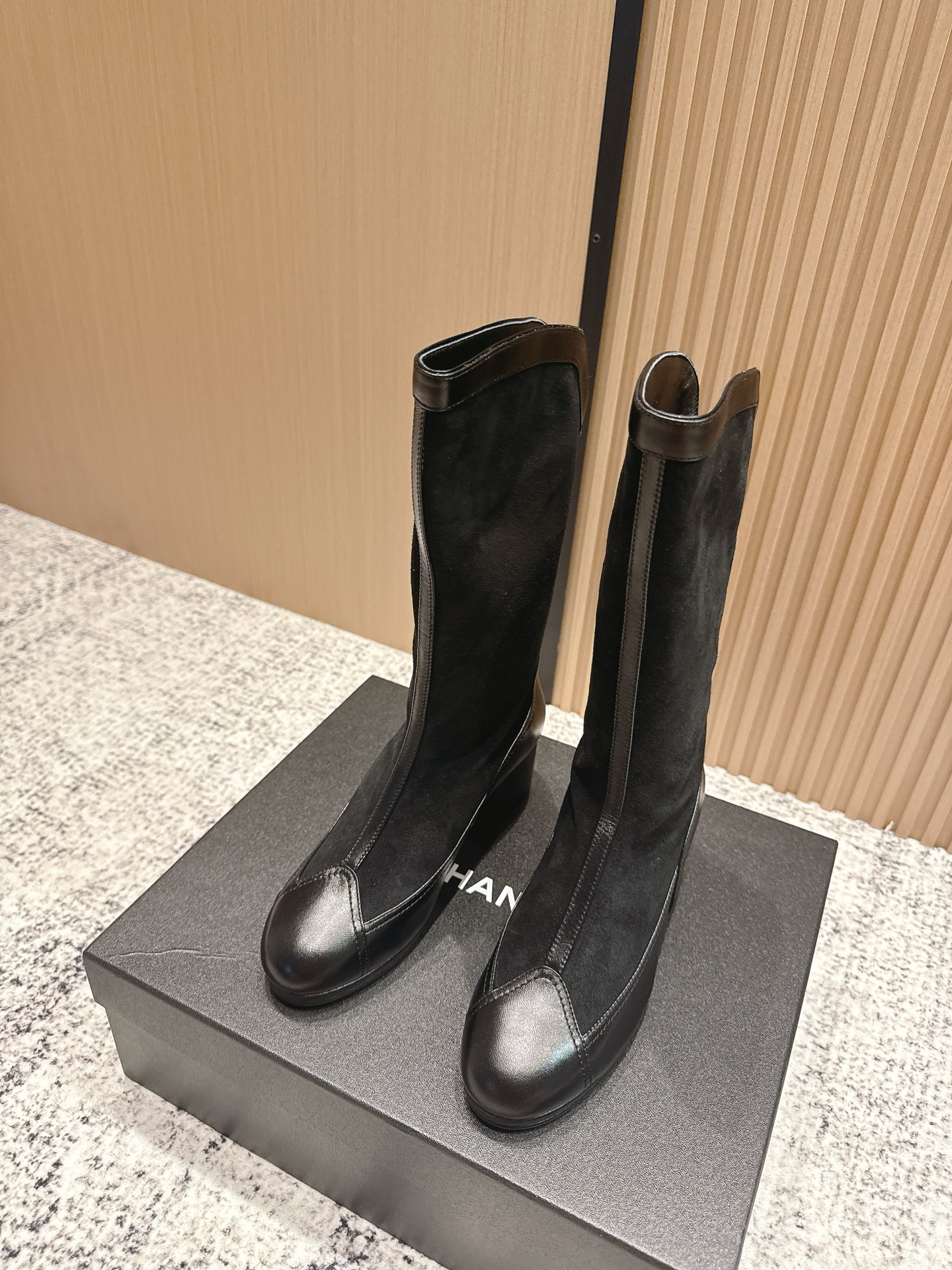 NO:478416,Top version CHANEL Chanel* Xiaoxiang autumn and winter new letter knight boots library boots This knight boot is really a representative of handsome and fashionable Martin boots Knight boots boots and Chanel letter embellishment, low-key and luxurious!   Simple, fashionable, personal and grand!   Natural and smooth beauty, a kind of beauty that stuns the time, and long legs should be displayed in winter~ Imported frosted cowhide leather on the upper Nelipili Size 35-39 (40,41 custom made without return) Soles Italian leather soles, boots, chanel, chanel, boots, cowhide, Leather soles19860909顶级版本  CHANEL 香奈儿*小香秋冬新款字母骑士靴库靴 这款骑士靴真的是帅气时尚的代表马丁靴骑士靴靴筒Chanel字母点缀 低调不失奢华！  简约时尚个性又大气！  自然流畅的美感,有种惊艳了时光的美感,冬日也要展现大长腿～ 鞋面进口磨砂牛皮 内里皮里 码数35-39（40,41定制不退换） 鞋底意大利真皮大底,靴子,chanel,chanel,boots,cowhide,Leather soles,Women's Shoes