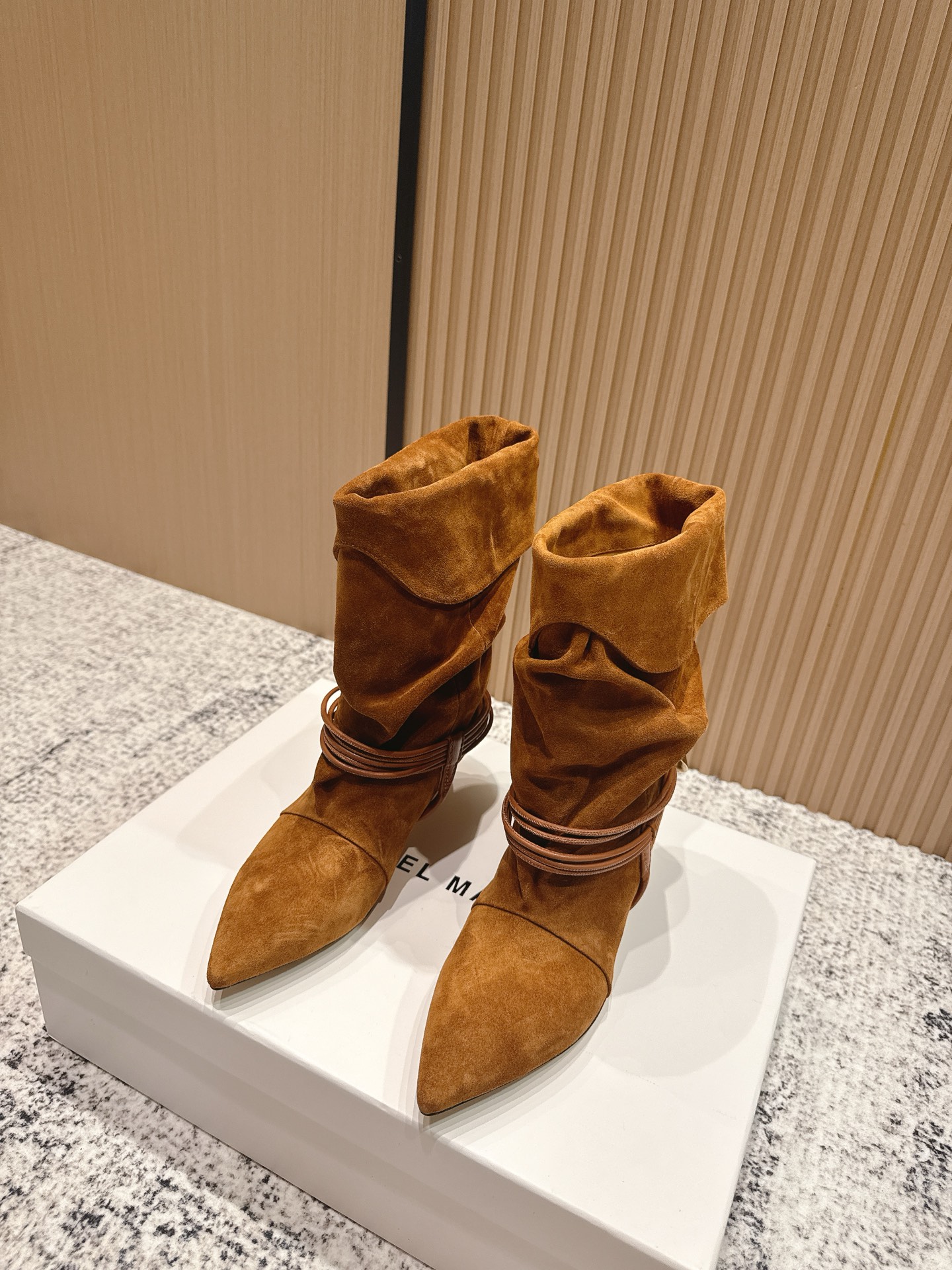 NO:478411,Top version Isabel Marant autumn and winter catwalk boots. Boots that can be worn all year round are here. A pair of retro boots that are so popular. Simple retro design, the key is % comfort. You can do it every day when shopping and will never become a decoration in the shoe cabinet. Boots for cool girls are loose. The boots are super thin. They are matched with no pears. Fashionable and versatile ins. The upper material is high mercerized beef tiles, cowhide and leather. Italian imported leather soles. Heel height is 5.5CM size 35-41 (40 41 customized), boots, boots, cowhide, Leather soles19860909顶级版本  伊莎贝尔Isabel Marant秋冬走秀款堆堆靴 一年四季都可以穿的靴子来了,一双封神的复古靴 简约复古设计,关键是舒适百分  逛街日常都可,绝不会成为鞋柜里的摆设. 酷女孩必备靴 靴筒宽松 超显腿细,搭配毫无鸭梨 时髦又百搭ins   鞋面材质为高丝光牛猄,内里牛皮里  意大利进口真皮大底  跟高5.5CM码数35-41（40 41定制）,靴子,boots,cowhide,Leather soles,Women's Shoes