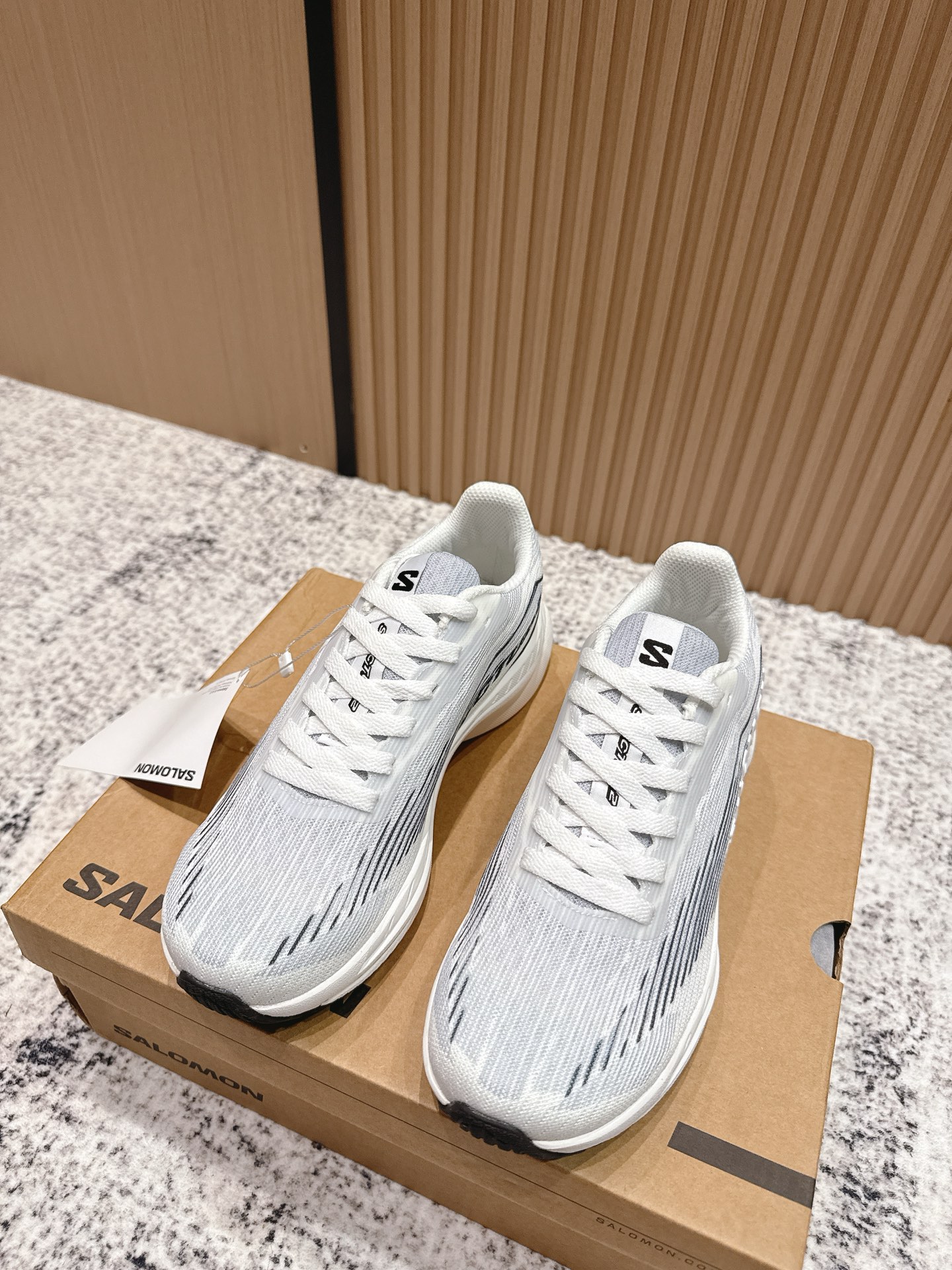 NO:478396,Top version SALOMON pure original Odyssey ELMT Low couple sneakers Salomon, born in 1947 at the foot of the Alps, was originally made of skis, but later integrated the ski resort technology into the shoes. This pair of Odyssey's 'mountain crossover' series belongs to his family, which is 30 lighter than professional hiking shoes and twice as stable as trendy dad shoes!   What Salomon can make for so long is the perfect fusion of fashion and function. His shoe design concept comes from a deep insight into urban life. It must be both beautiful and generous, comfortable and durable, so it uses the best quality materials. It has been carefully designed and craftsmanship-made. Let's look at the details later... Upper mesh pressed rubber insole 4MM ORTHOIiTE molded foot pads Outsole original supercritical foam popcorn sole thickness 3.5cm women's size 35--40, men's size 39--45, casual shoes/sports shoes, sneakers19860909顶级版本 SALOMON·萨洛蒙纯原 Odyssey ELMT Low情侣款运动鞋  1947年在阿尔卑斯山脚诞生的Salomon,原本是造滑雪板的,后来把雪场科技融进鞋子里.  这双Odyssey属于他家的「山系跨界」系列,比专业徒步鞋轻30,比潮牌老爹鞋稳两倍！  Salomon能做到火那么久靠的就是时尚与功能的完美融合他家的鞋子设计理念源于对都市生活的深刻洞察.既要美观大方又要舒适耐穿 因此采用了最优质的材料 经过精心设计和匠心制作 后续我们看细节… 鞋面网面压胶裁片 鞋垫4MM ORTHOIiTE模压脚垫 大底原版超临界发泡爆米花底 底厚3.5cm 女码35--40, 男码39--45,,休闲鞋/运动鞋,sneakers,Women's Shoes