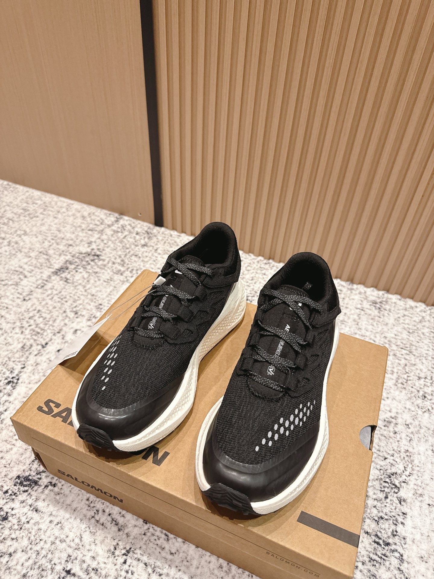 NO:478401,Top version Salomon running shoes Couple Salomon Aero Glide 3 is a multi-functional trail running shoe designed for road training and daily road running, providing excellent cushioning, breathability and stability. Whether it is a novice running or a long-distance runner, this shoe can ensure a comfortable running experience. The color scheme is superb, light beige is gentle and versatile, light blue and green is fresh and eye-catching, suitable for various styles of wear. The performance is even more unspeakable. The breathable upper refuses to be stuffy, excellent grip to deal with different road surfaces, and excellent cushioning protects the knees. Details are attentive, the shoelaces are fixed and the heel is strong. Whether sports experts or fashion enthusiasts, don’t miss it. This spring and summer, wear it to start running vigorously!  size :35-45 (for women 40 men 45 customized), casual shoes/sports shoes, sneakers19860909顶级版本 Salomon 萨洛蒙跑鞋 情侣款萨洛蒙Aero Glide 3是一款多功能越野跑鞋 专为公路训练和日常路跑设计,提供卓越的缓震、透气和稳定性能.  无论跑步新手还是长距离跑者,这款鞋都能满确保舒适的跑步体验.  配色超绝,浅米色温柔百搭,浅蓝绿清新亮眼,适配各种风格穿搭.  性能更是没得说,透气鞋面拒绝闷热,出色抓地力应对不同路面,优秀缓震保护膝盖.细节用心,鞋带固定稳,鞋跟包裹性强.  无论运动达人还是时尚爱好者,都别错过.这个春夏,穿上它活力开跑！ size :35-45 (女40男45定做),休闲鞋/运动鞋,sneakers,Women's Shoes