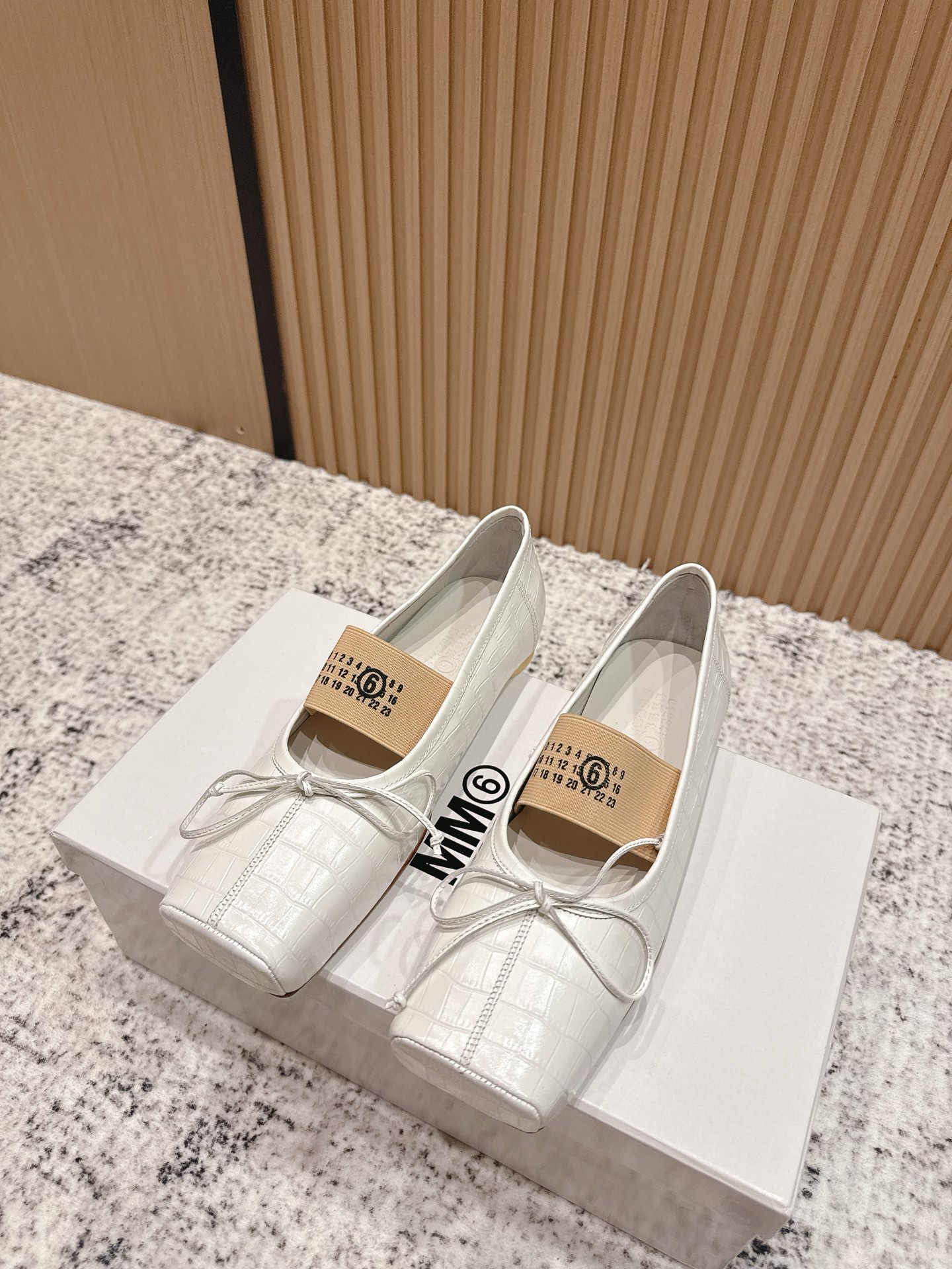 NO:478391,Top version 25 autumn and winter new MM6 Majella. The latest super ballet pig-mouth shoes. Needless to say, it will definitely be very comfortable. The silhouette The unique crocodile pattern leather and the collage of contrasting materials are MM6 Maison Magical, which is worth looking forward to. This ballet shoes are made of very textured crocodile pattern leather/square head elegance and logo elastic band. It is absolutely amazing. Size: 35-3940 customized with original consistent packaging, ballet shoes, masion margiela, masion margiela19860909顶级版本 25秋冬新品MM6马吉拉  最近超级的芭蕾舞猪嘴鞋 舒适度不用说 肯定会很舒服的 廓形  独具匠心的鳄鱼纹皮料和对比材质的拼贴均是 MM6 Maison Magical,值得期待的特色  这款芭蕾舞鞋采用很有质感的鳄鱼纹皮料/方头的雅致和logo松紧带 简直绝绝子了 码数:35-3940定做 配原版一致包装,芭蕾舞鞋,masion margiela,masion margiela,Women's Shoes