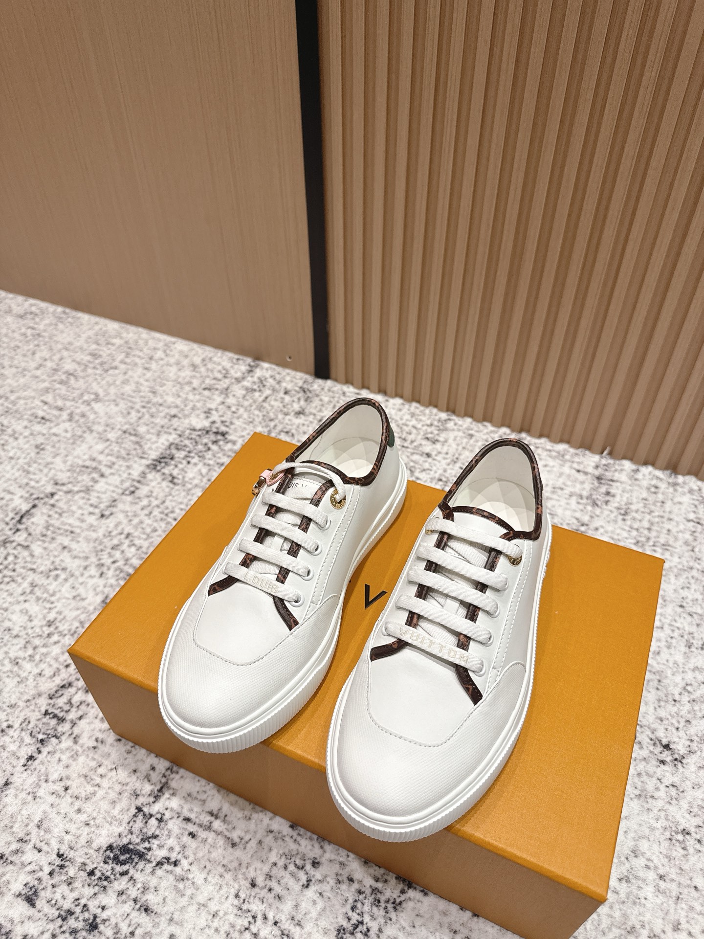 NO:478204,Exclusive top-level women's model (correct version) LV Louis Vuitton L Home Donkey Lagoon series Thick-soled denim denim embossed presbyopia thick-soled casual sneakers skateboard shoes Original purchase and development Made this Lagoon sneakers are made of Monogram denim, injected with a retro atmosphere to the classic design. The leather trim is leaping into Louis Vuitton logo, inscribed eyelets, laces and shoelaces highlight the exquisite details, embellishing Monogram The rubber outsole of the floral perfect overall delivery counter exquisite packaging Original imported custom head-layer cowhide inner original imported cowhide lining original sole original open mold anti-slip TPU material Sole thickness 2.5CM Size: 35-40, casual shoes/sports shoes, louis vuitton, louis vuitton, louis  vuitton, louis vuitton,sneakers,cowhide19860909独家顶级版本女款（正确版本） LV路易威登L家 驴牌最新Lagoon系列 厚底丹宁牛仔布 压花 老花 厚底 休闲运动鞋 滑板鞋 原版购入开发 做货 这款Lagoon 运动鞋取材 Monogram 丹宁布,为经典设计注入复古气息.皮革饰边跃现路易威登标识,铭纹孔眼、镶边和鞋带彰显考究细节,点缀 Monogram 花卉的橡胶外底完善整体 配送专柜精美包装 面料原版进口定制头层牛皮 内里原版进口牛皮里 鞋底原版开模防滑TPU材质 底厚2.5CM Size:35-40,休闲鞋/运动鞋,louis vuitton,louis vuitton,louis vuitton,louis vuitton,sneakers,cowhide,Women's Shoes