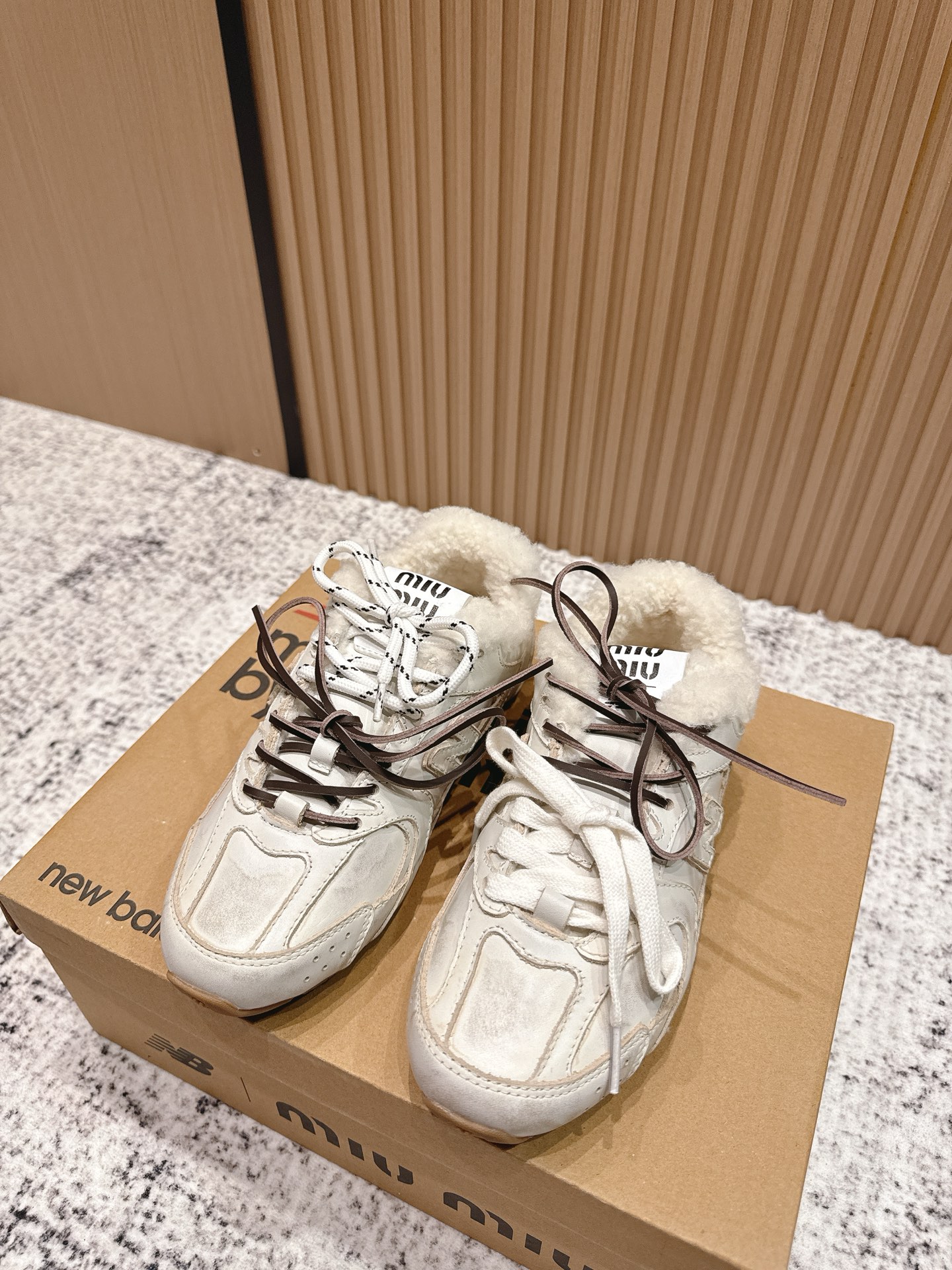 NO:478196,Exclusive top version of women's model MIUMIUNEW BALANCE series Miao Miao丨Neubalun co-branded model ss25 spring and summer series retro. This model has been blown up online!  Super retro is in my heart. The new season's trend elements are presented in the style of two-color shoelaces - appropriate 'sloppy' is a casual and fashionable attitude, washing, wear, suede and leather marks, exaggerating the passage of time, conveying the concepts that once used to be loved by the moment, and collide with diverse convergences, conveying modern style!  Suede upper, shoelaces, double shoelaces, spare shoelaces, original open mold TR outsole, size 35-40, casual shoes/sports shoes, miumiu, sneakers, chamois leather19860909独家顶级版本女款 MIUMIUNEW BALANCE 系列缪缪丨纽巴伦联名款ss25春夏系列复古 网上已经吹爆了这个款！超级复古到心里了吧 以双色鞋带样式呈现新季的潮流要素-适当“邋遢”就是随性而为的时髦态度,洗涤、磨损、麂皮与皮革的印记,夸张地表达时光的流逝,传递曾经使用与此刻挚爱的概念,多元对撞,传达现代风格！ 鞋面麂皮 鞋带双鞋带设计 附送备用鞋带 大底原版开模TR大底 码数35-40,休闲鞋/运动鞋,miumiu,sneakers,chamois leather,Women's Shoes