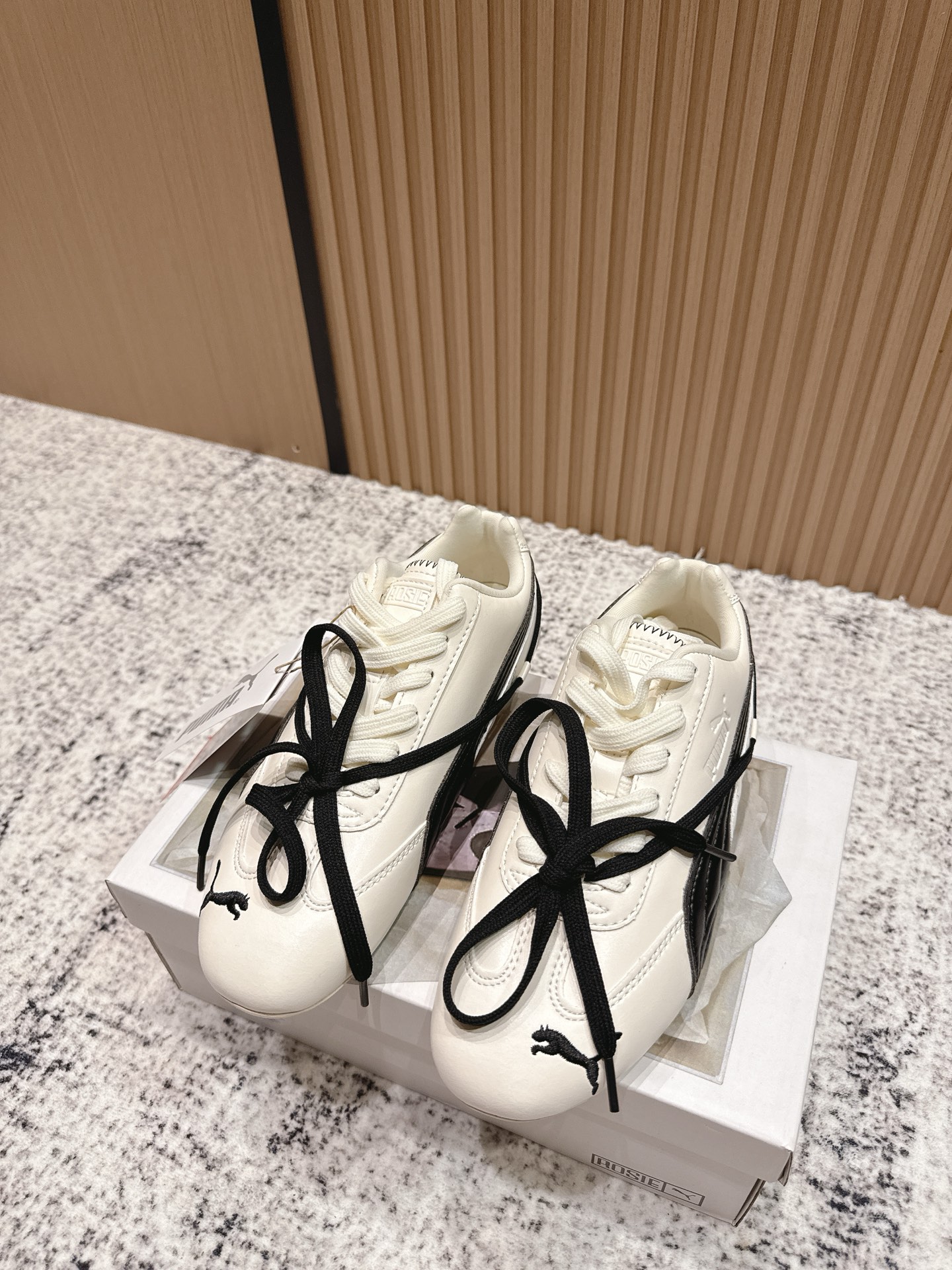 NO:478188,Purchase grade Couple model Puma Rose x PUMA Speedcat LS co-branded series Thin sole racing Dexue double-lace casual shoes Combining ROSE's natural charm and sports ridges Plus lined shoe collar Soft and not easy to grind the feet Rubber thin sole Lightweight floor Comfortable and wear-resistant High-quality leather and embroidered cougar logo Complimentary Size35-45 (40 45 custom made without return or exchange), casual shoes/sports shoes, sneakers19860909代购级 情侣款 彪马 Rose x PUMA彪马 Speedcat LS联名系列 薄底赛车 德训双鞋带休闲鞋 融合了ROSE与生俱米的率性魅力与运动垄格 加衬鞋领 柔软不易磨脚 橡胶薄底 轻盈贴地 舒适耐磨 优质皮革与刺绣美洲狮标志相得益彰 Size35-45（40 45定做不退换）,休闲鞋/运动鞋,sneakers,Women's Shoes