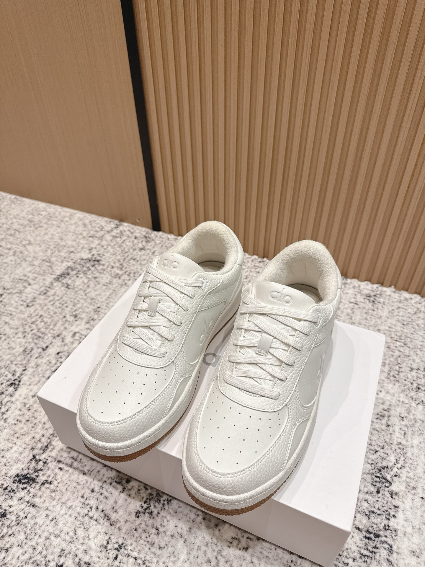 NO:478182,Exclusive top version of couples (correct version) This alo understands girls better than Nike!  Super versatile!  And super comfortable!  It's a thick bottom but it's not heavy at all on the feet!  Very lightweight!  It looks better when putting on socks!  And it is recommended by celebrities~ The legs are thinner!  Super suitable for us small girls~ The overall shoe is also a classic color-blocking and contrasting color design with delicate leather texture on the upper. The delivery counter is exquisitely packaged. The fabric is made of original imported cowhide and breeze towel velvet inside. The sole is original mold-opening anti-slip rubber material. The bottom thickness is 4cm. Size: 36-45, casual shoes/sports shoes, sneakers, cowhide19860909独家顶级版本情侣款（正确版本） 这款alo比耐克更懂女生！上脚超级百搭！而且超级舒适！是厚底款但是上脚一点都不沉重！非常轻便！套上袜套搭配更好看！而且还是明星同款推荐～上脚**显腿细！超级适合我们小个子女生～ 鞋子整体也是经典的拼色撞色设计搭配鞋面细腻的真皮纹路肌理感 配送专柜精美包装 面料采用原版进口头层牛皮 内里透气毛巾绒里 鞋底原版开模防滑橡胶材质 底厚4cm Size:36-45,休闲鞋/运动鞋,sneakers,cowhide,Women's Shoes